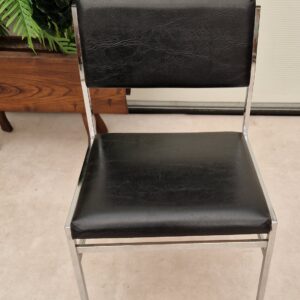 Twee chromen vintage stoelen