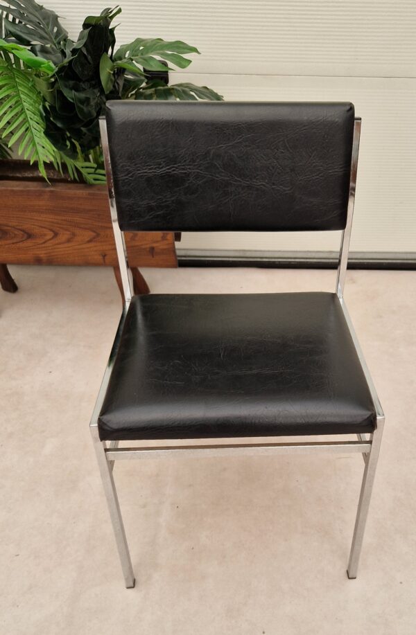 Twee chromen vintage stoelen
