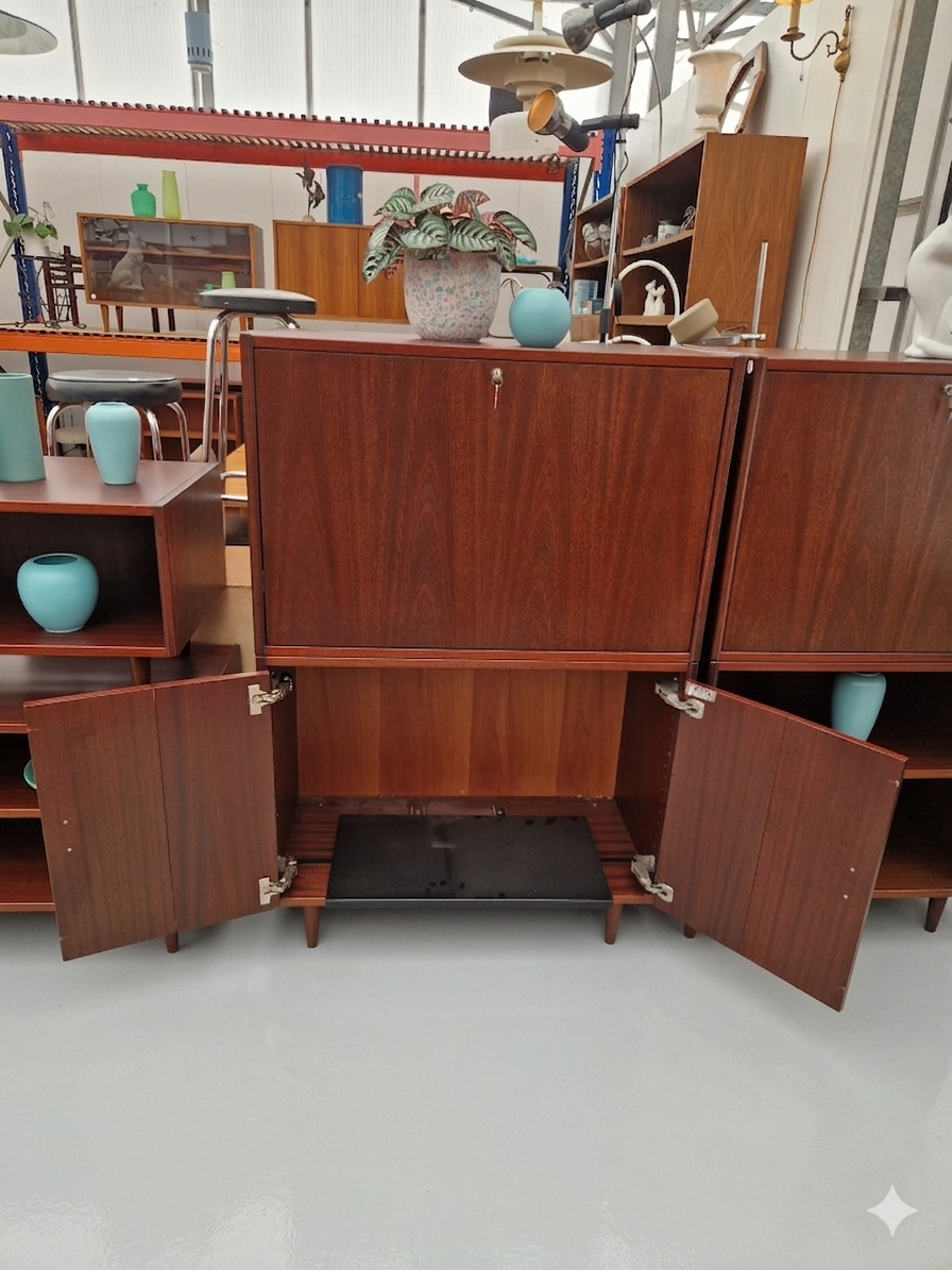 Twee vintage wandkasten