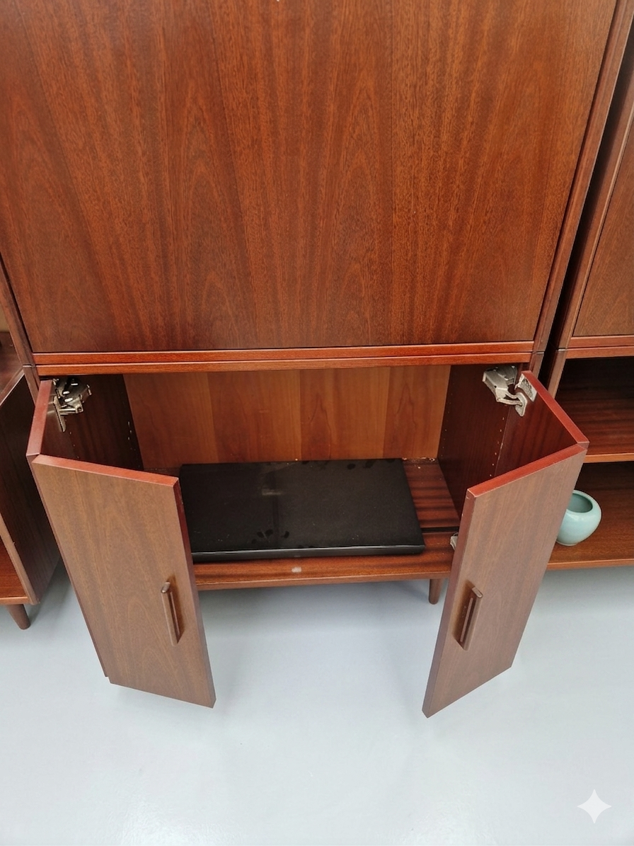 Twee vintage wandkasten