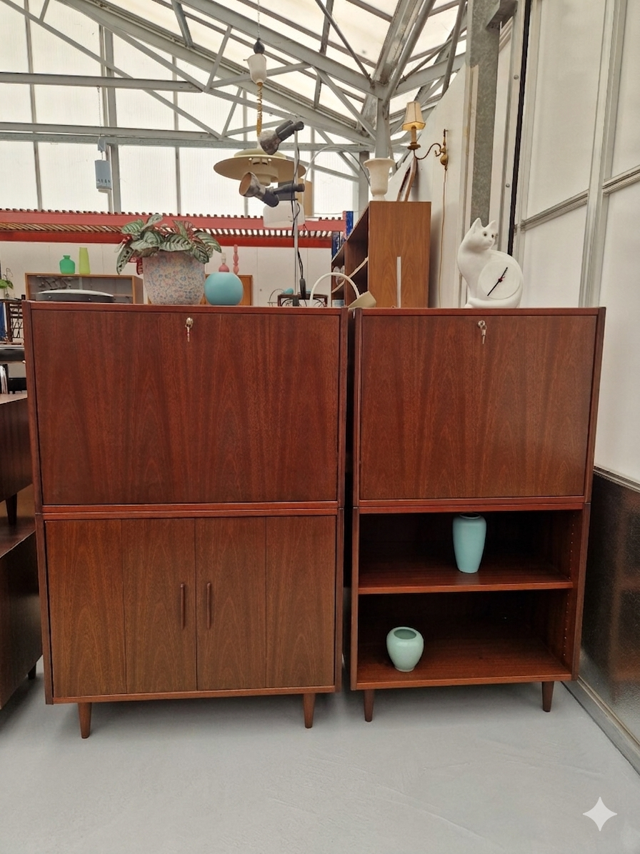Twee vintage wandkasten