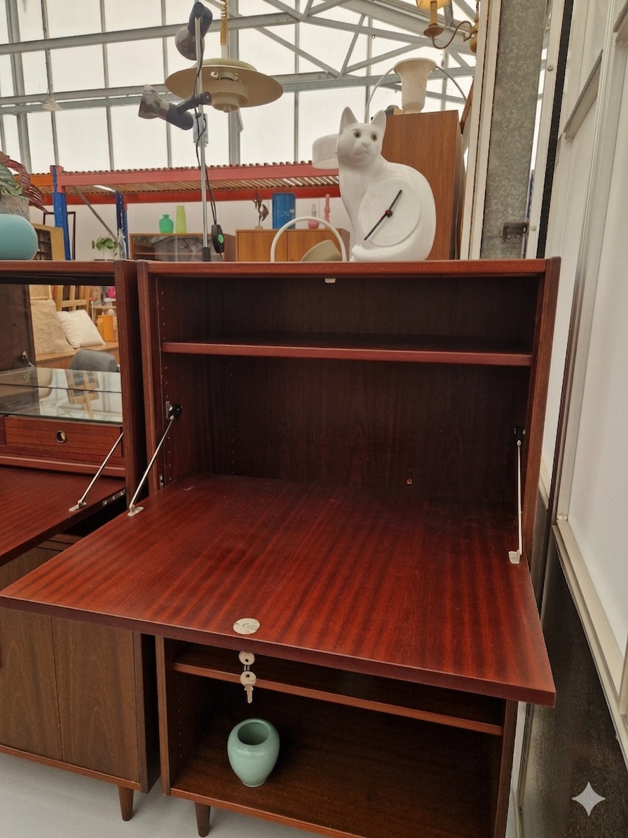 Twee vintage wandkasten