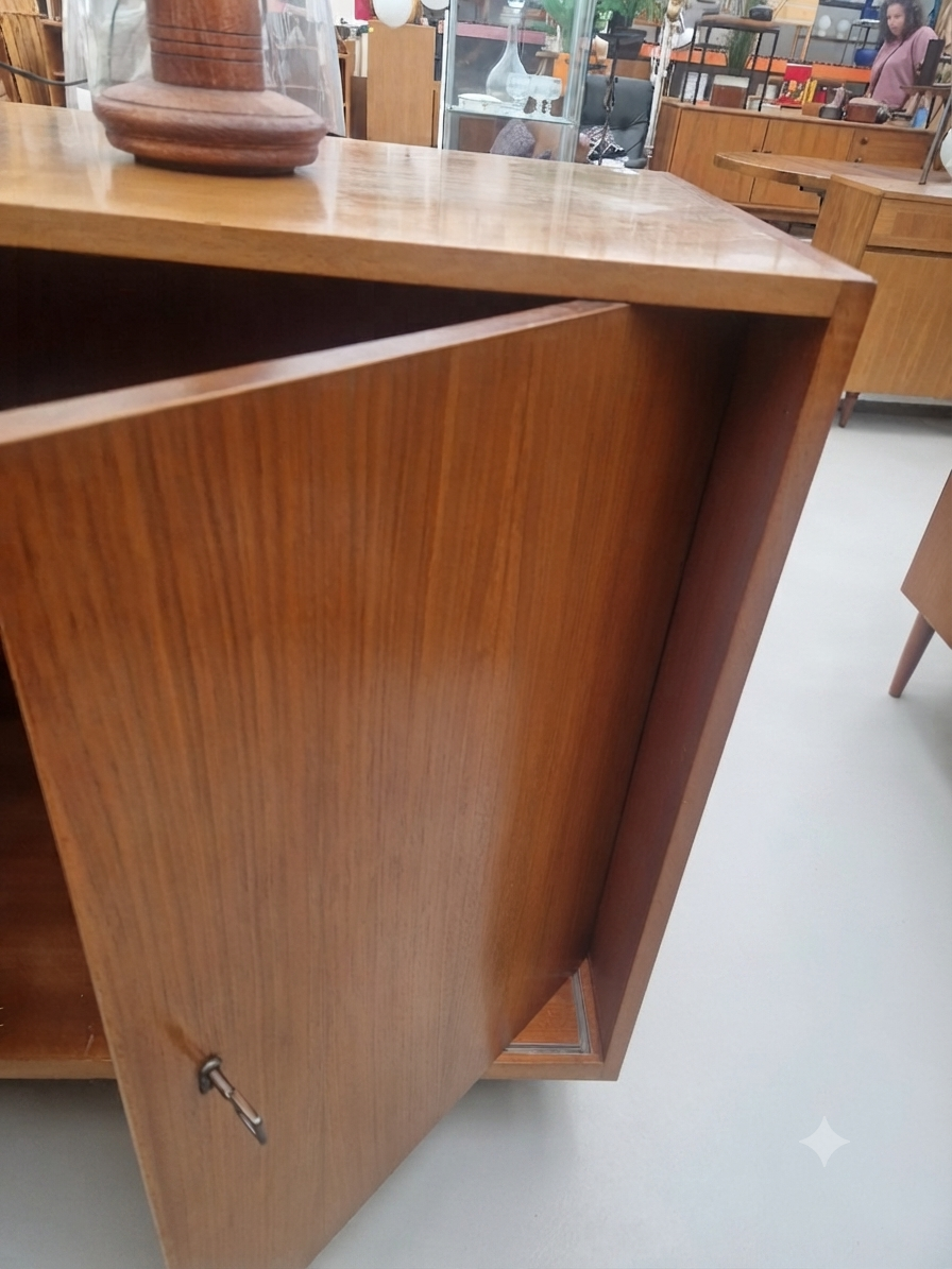 Twee vintage TVkasten 100cm met inschuifdeuren. - Afbeelding 7