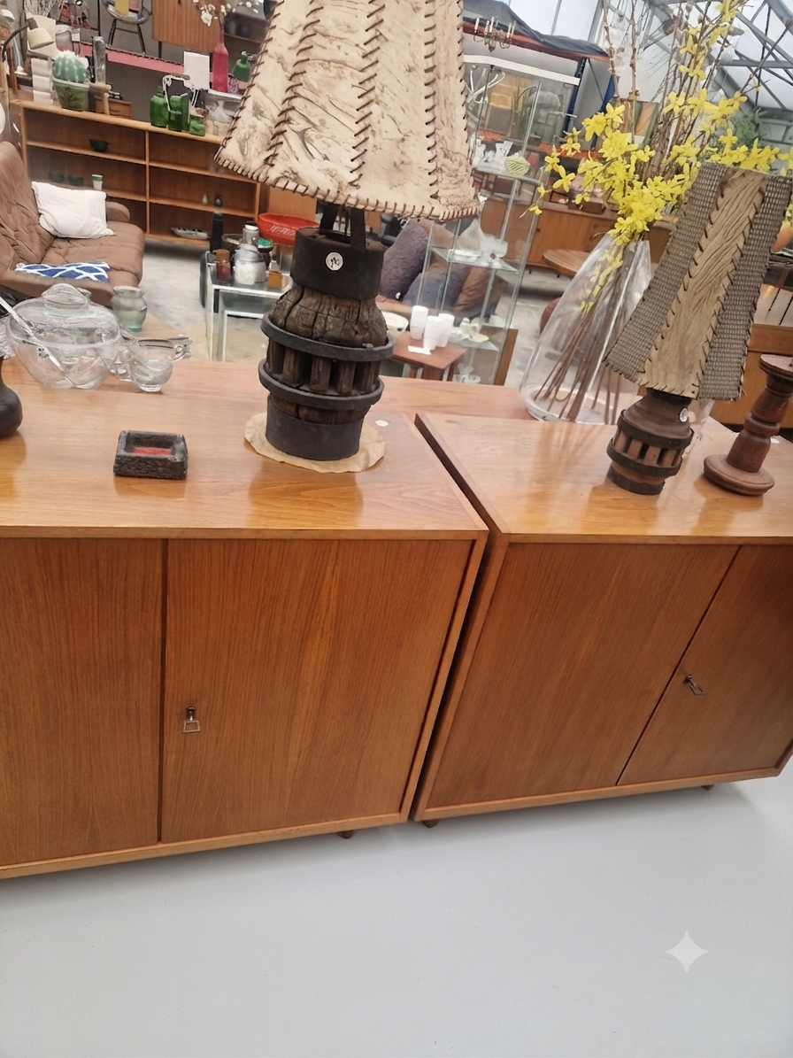 Twee vintage TVkasten 100cm met inschuifdeuren.