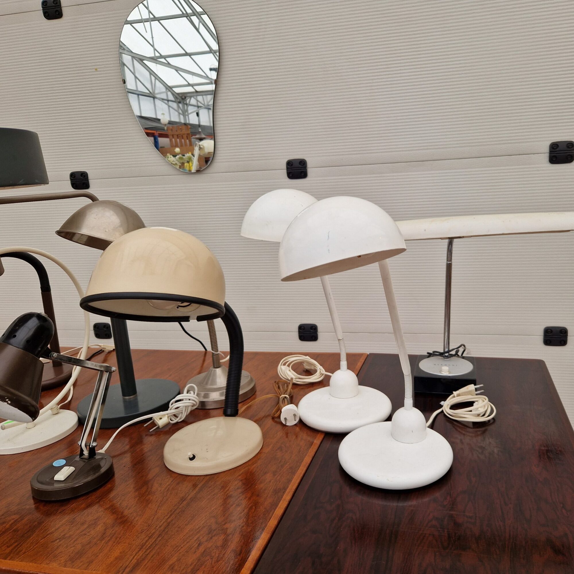 Vintage bureaulampen in verschillende kleuren