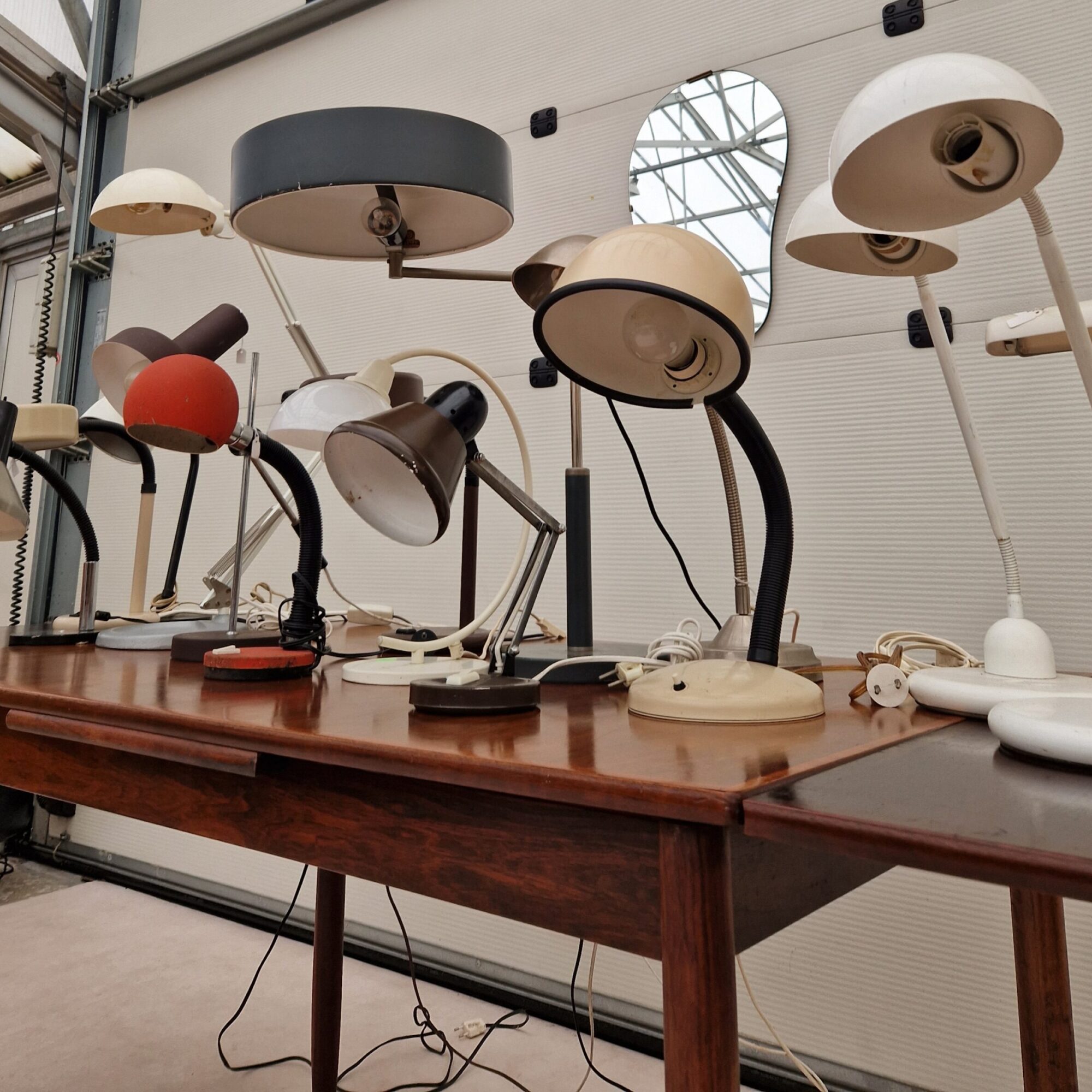 Vintage bureaulampen in verschillende kleuren