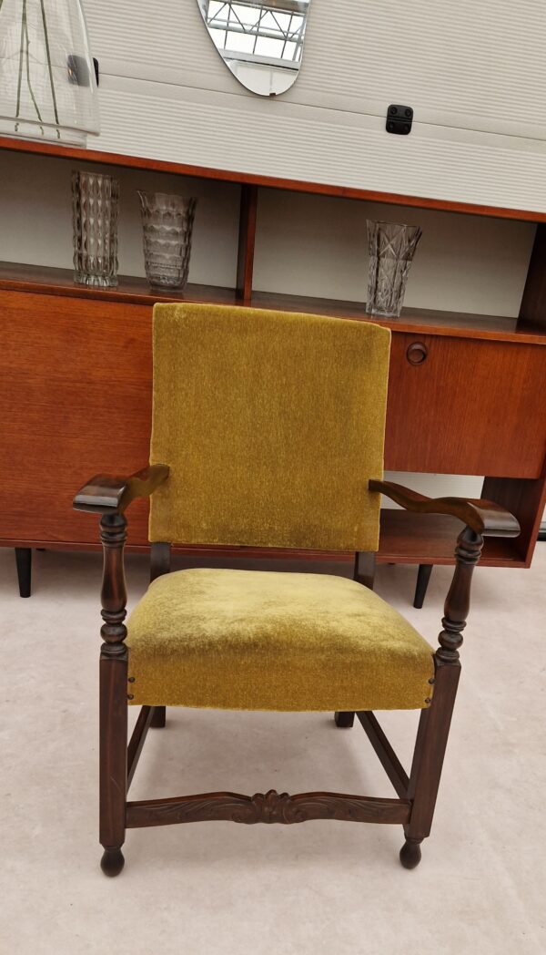 Houten vintage fauteuil met okergele bekleding