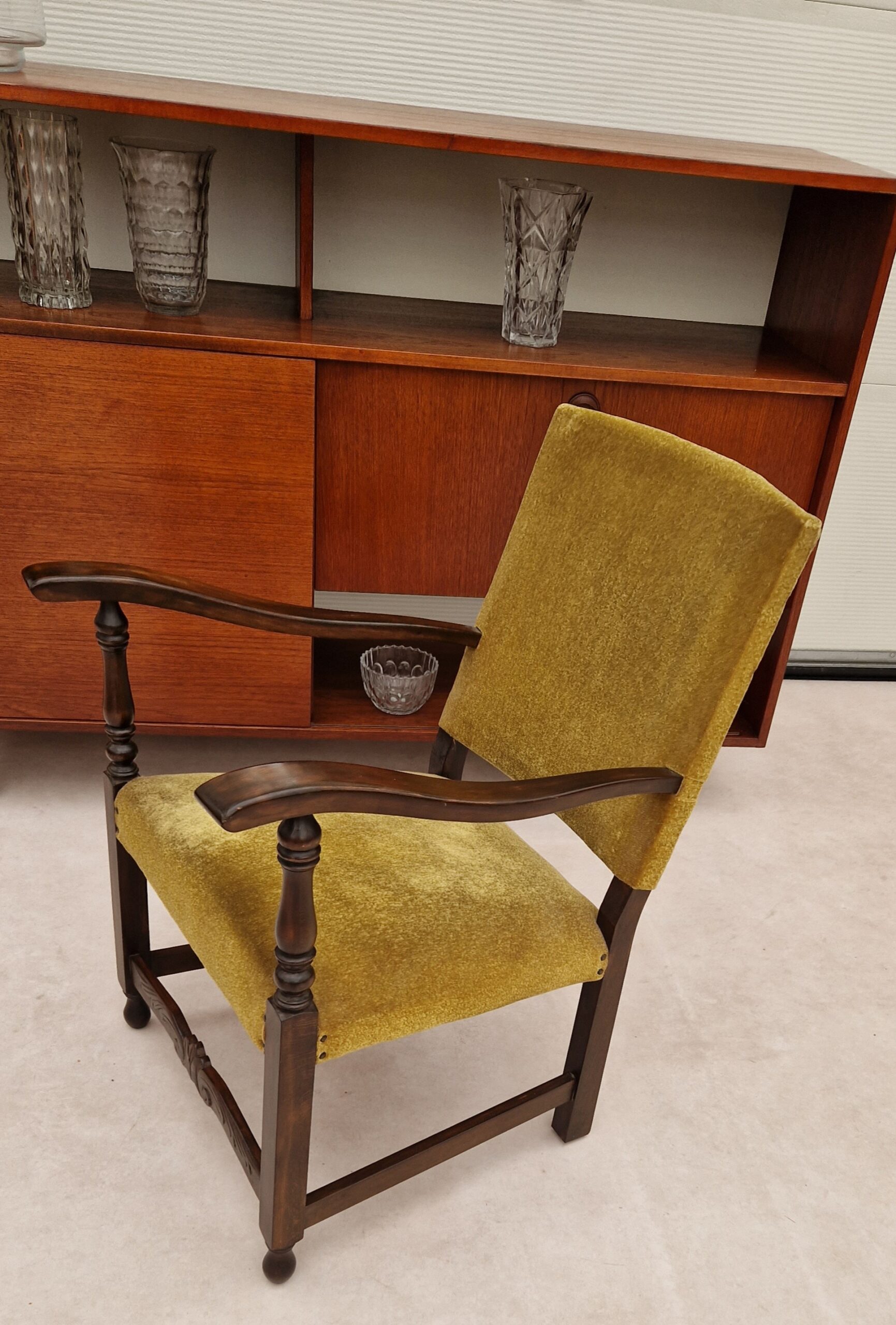 Houten fauteuil met okergele bekleding - DasGaaf vintage