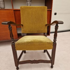Houten vintage fauteuil met okergele bekleding