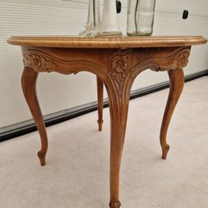 Vintage salontafel met mooi houtsnijwerk