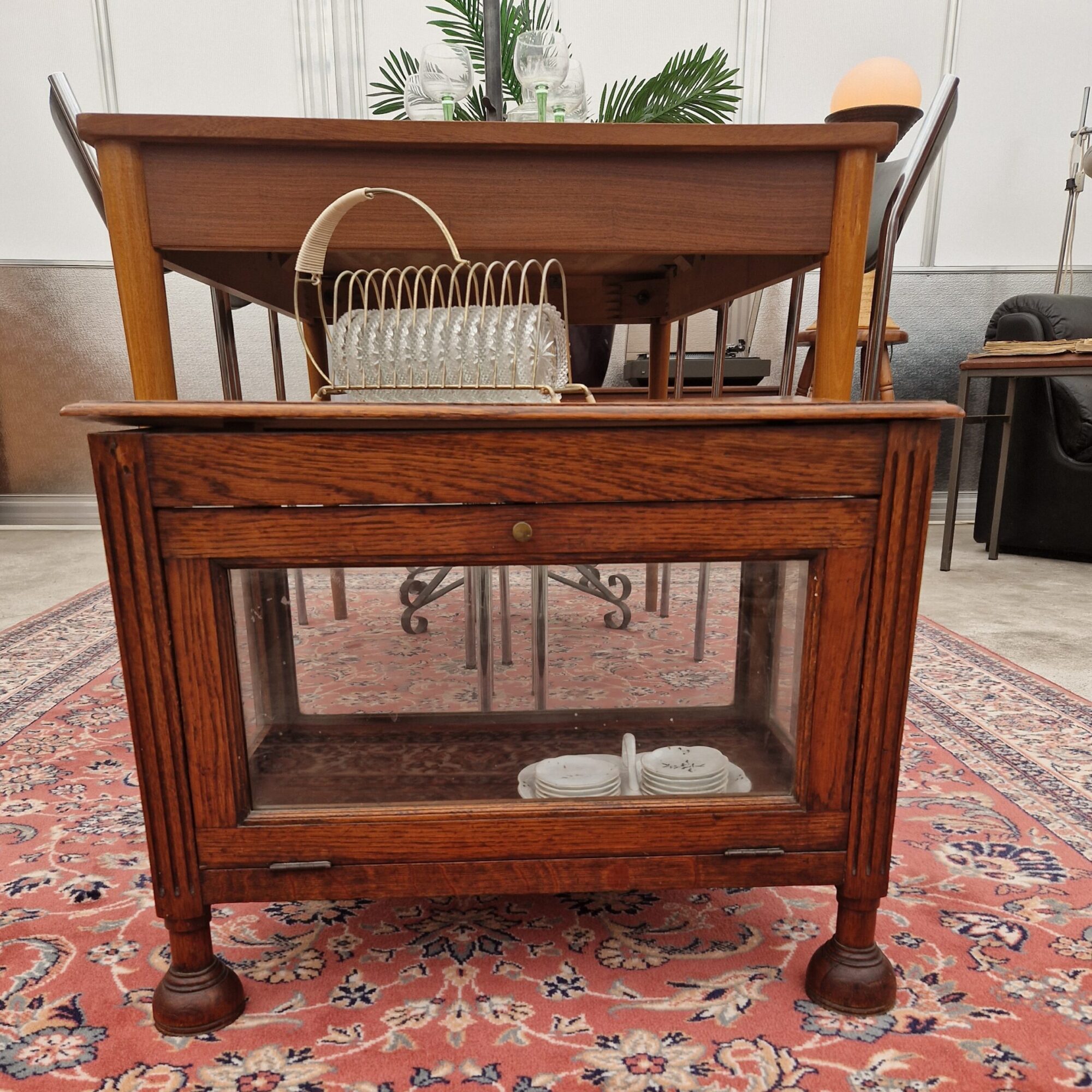 Klein vintage kastje met glas 60cm breed