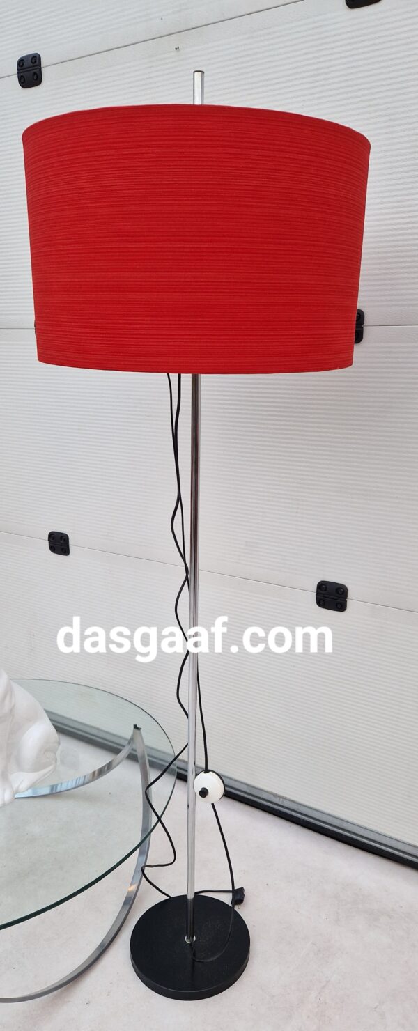 Vintage vloerlamp met grote rode kap