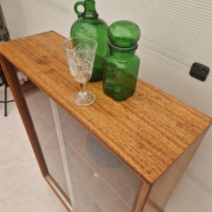 Vintage vitrinekast 88cm met twee glazen schuifdeuren