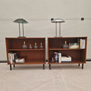 Twee vintage boekenkastjes met plankjes