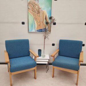 Twee vintage lichthouten fauteuils