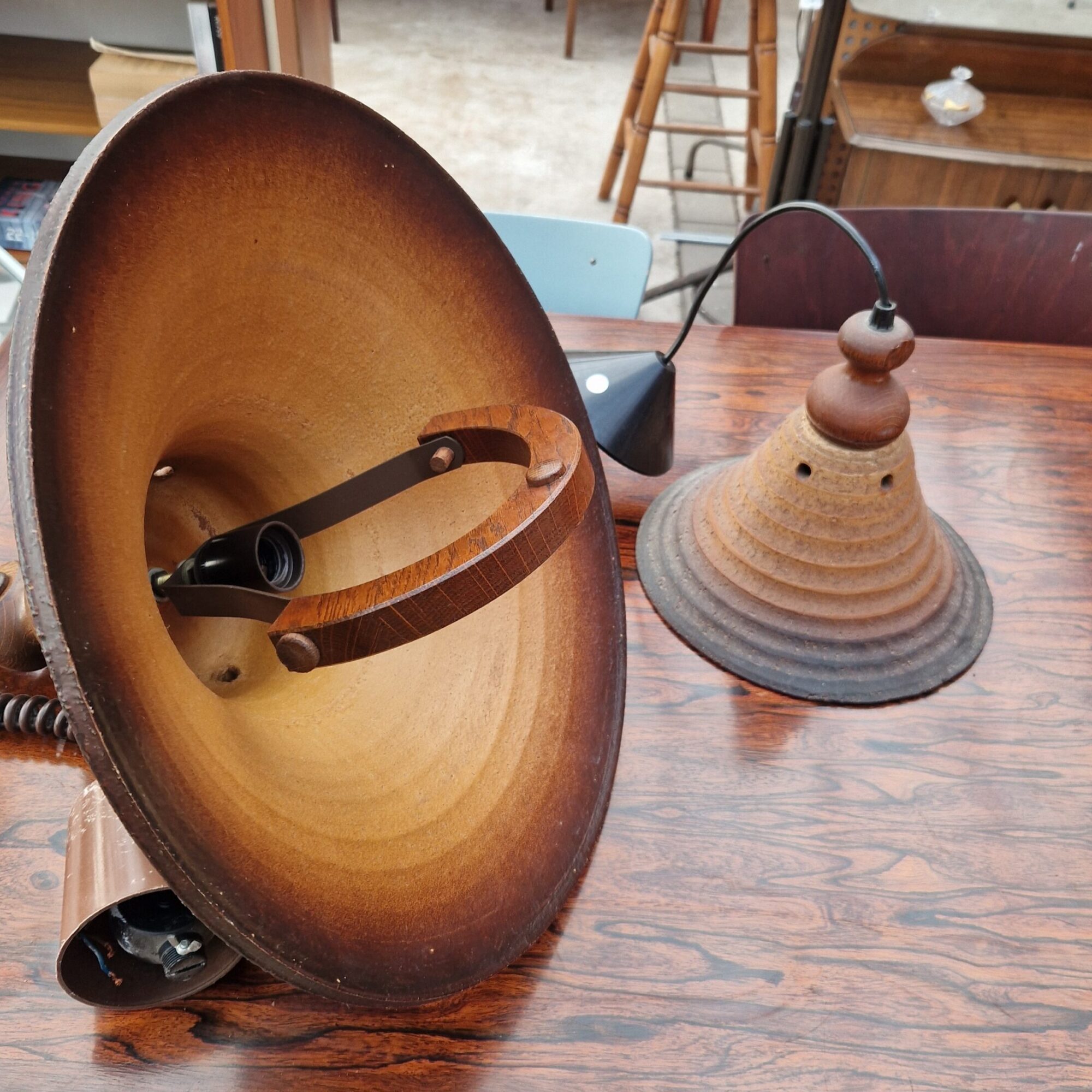 Twee vintage keramische hanglampen