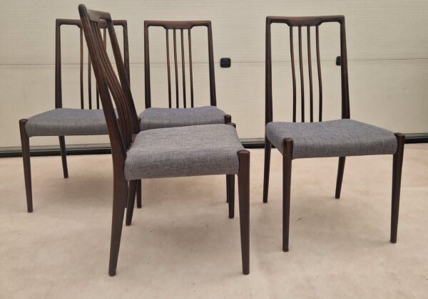 Vier vintage spijlstoelen