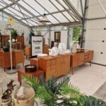 Een bleek houten commode Charles X met vier laden, geflankeerd door