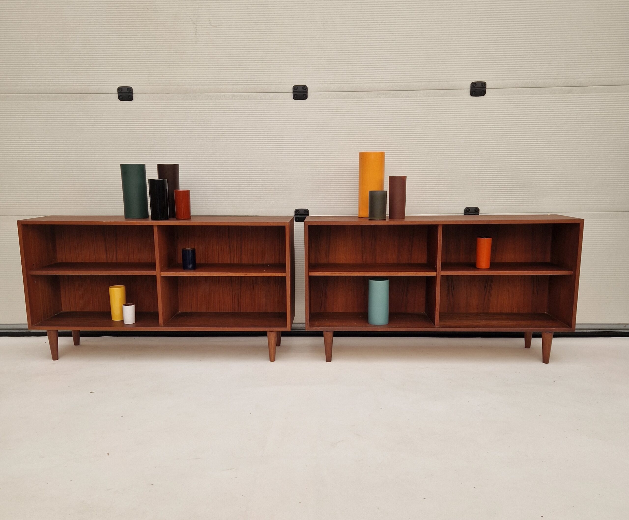 Twee open vintage kastjes 120cm met verstelbare planken