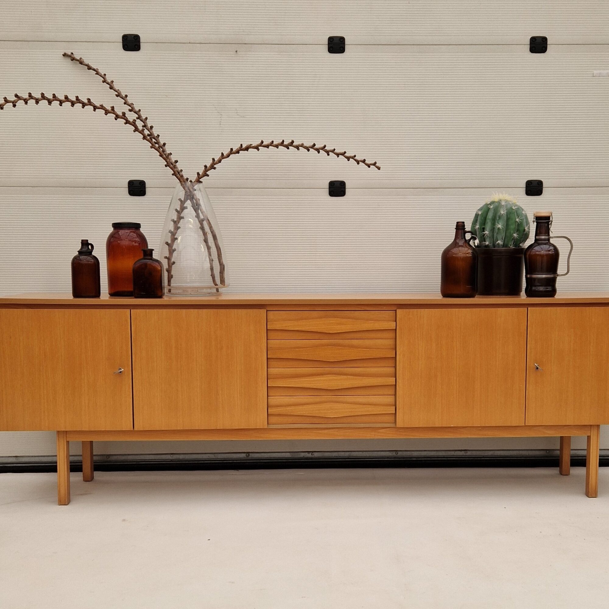 Licht lang vintage dressoir