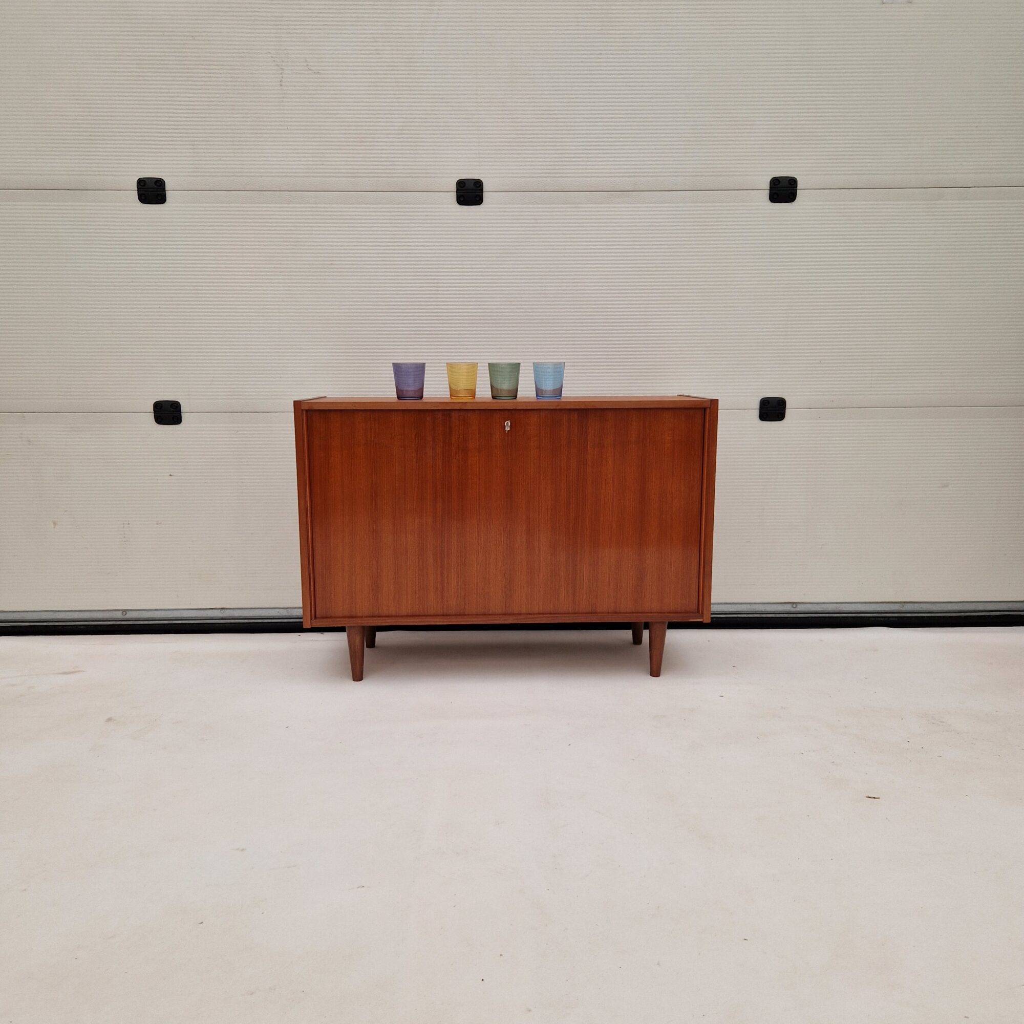 Vintage klepkast 100cm op houten poten