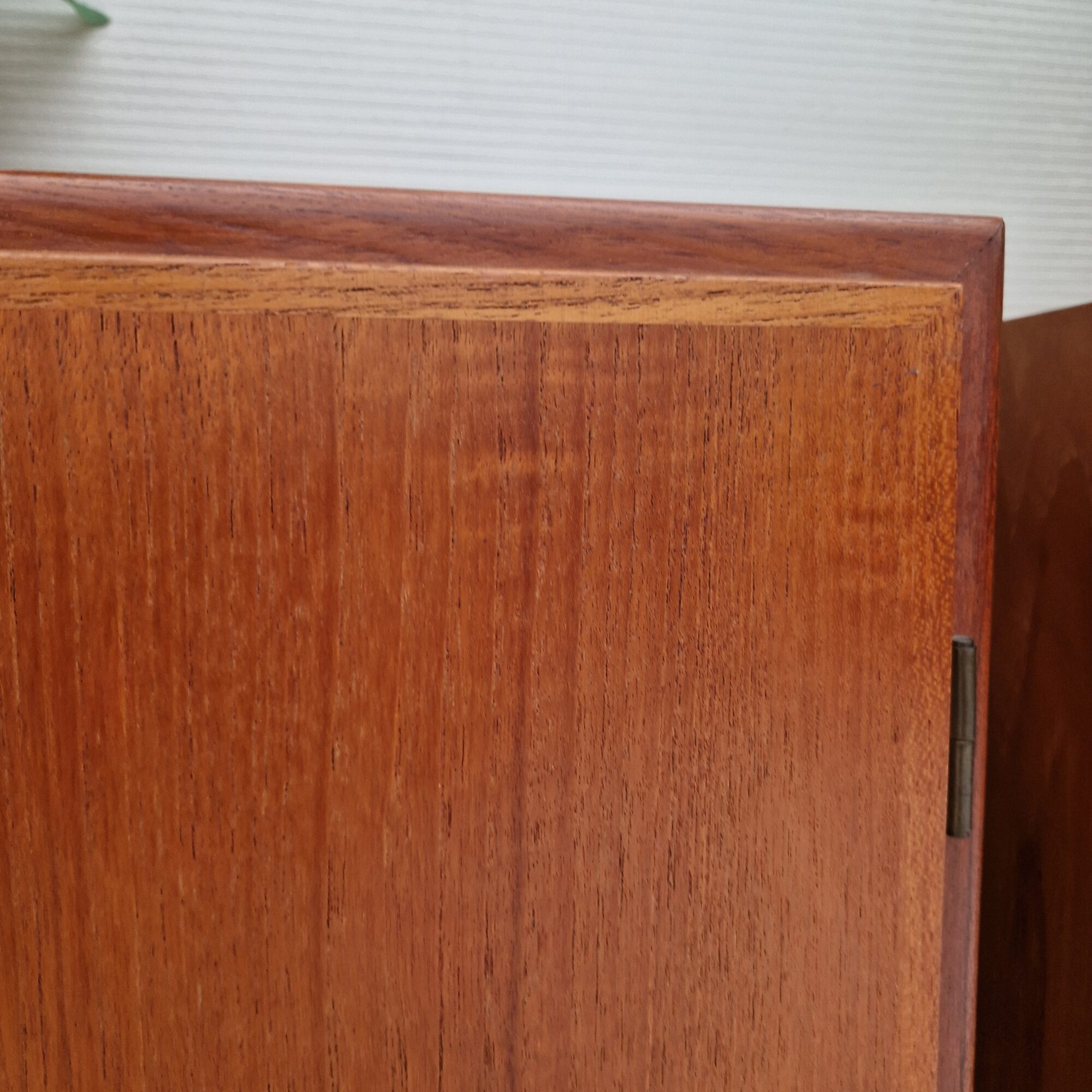 Twee vintage platenspeler kastjes