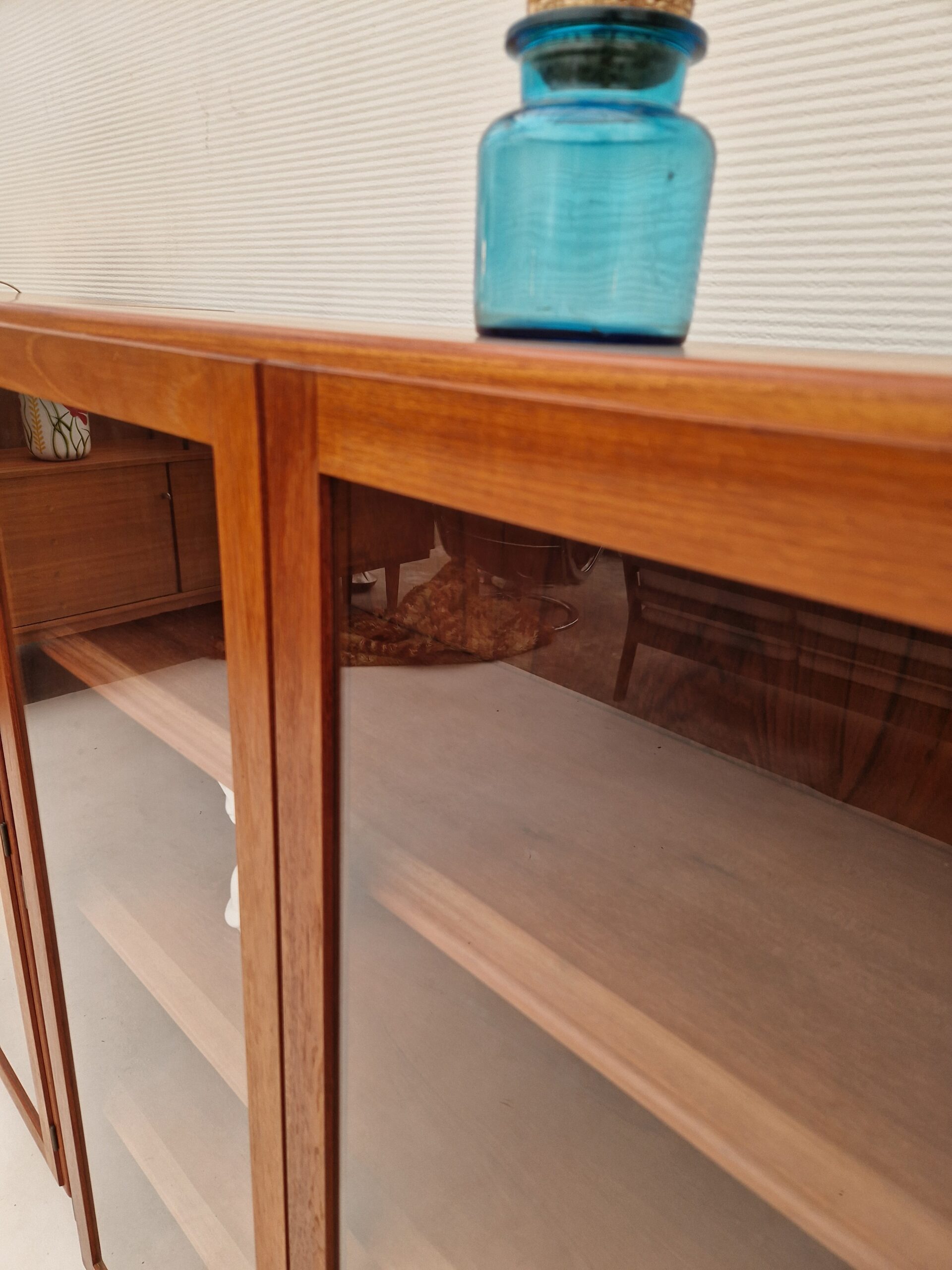 Twee vintage Deense vitrinekasten 100cm met drie planken - Afbeelding 3