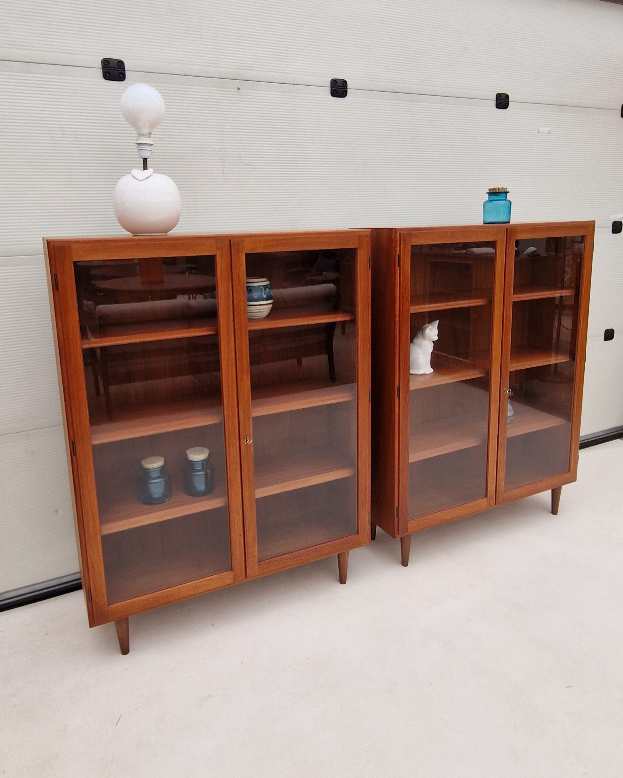 Twee vintage Deense vitrinekasten 100cm met drie planken - Afbeelding 8