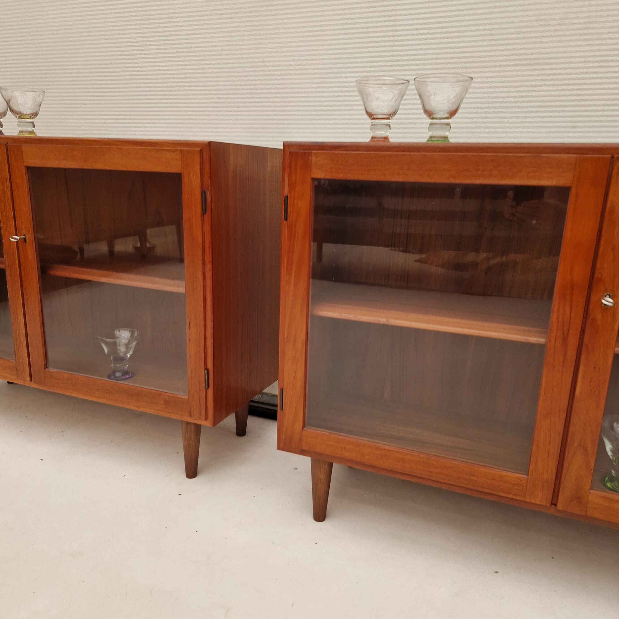 Twee deense vintage vitrinekastjes