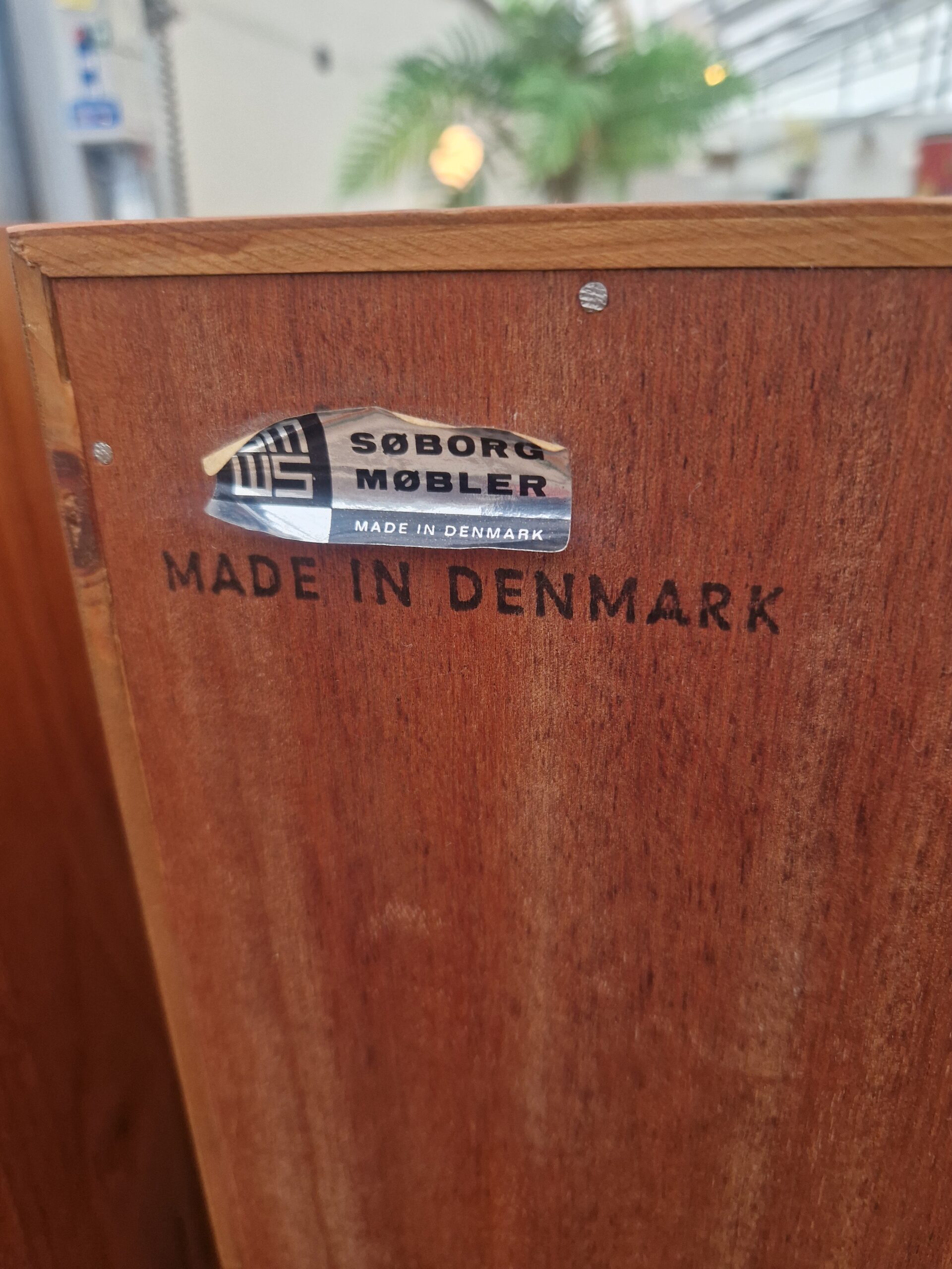 Twee vintage Deense vitrinekasten 100cm met drie planken - Afbeelding 13