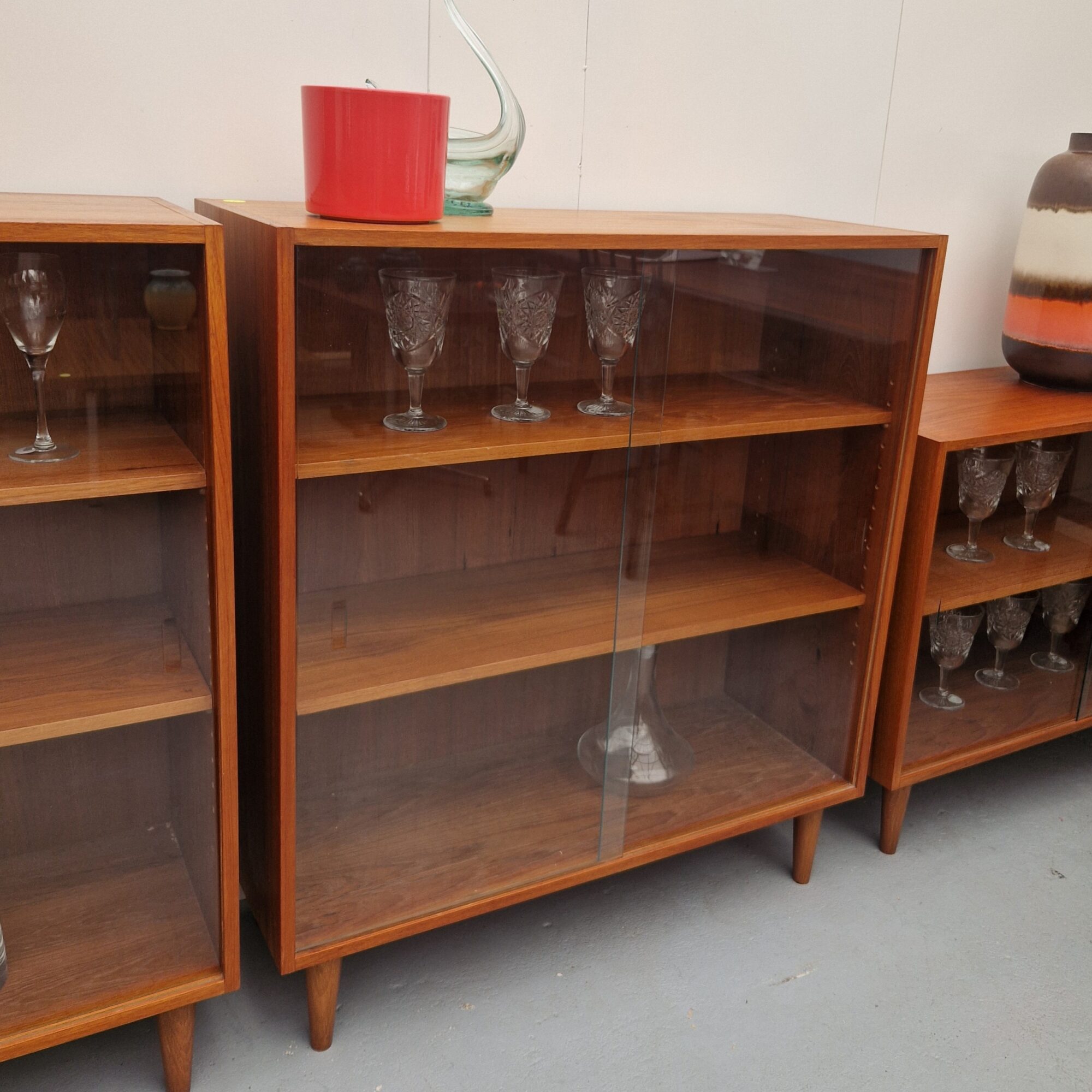 Meerdere vintage vitrinekastjes 88cm