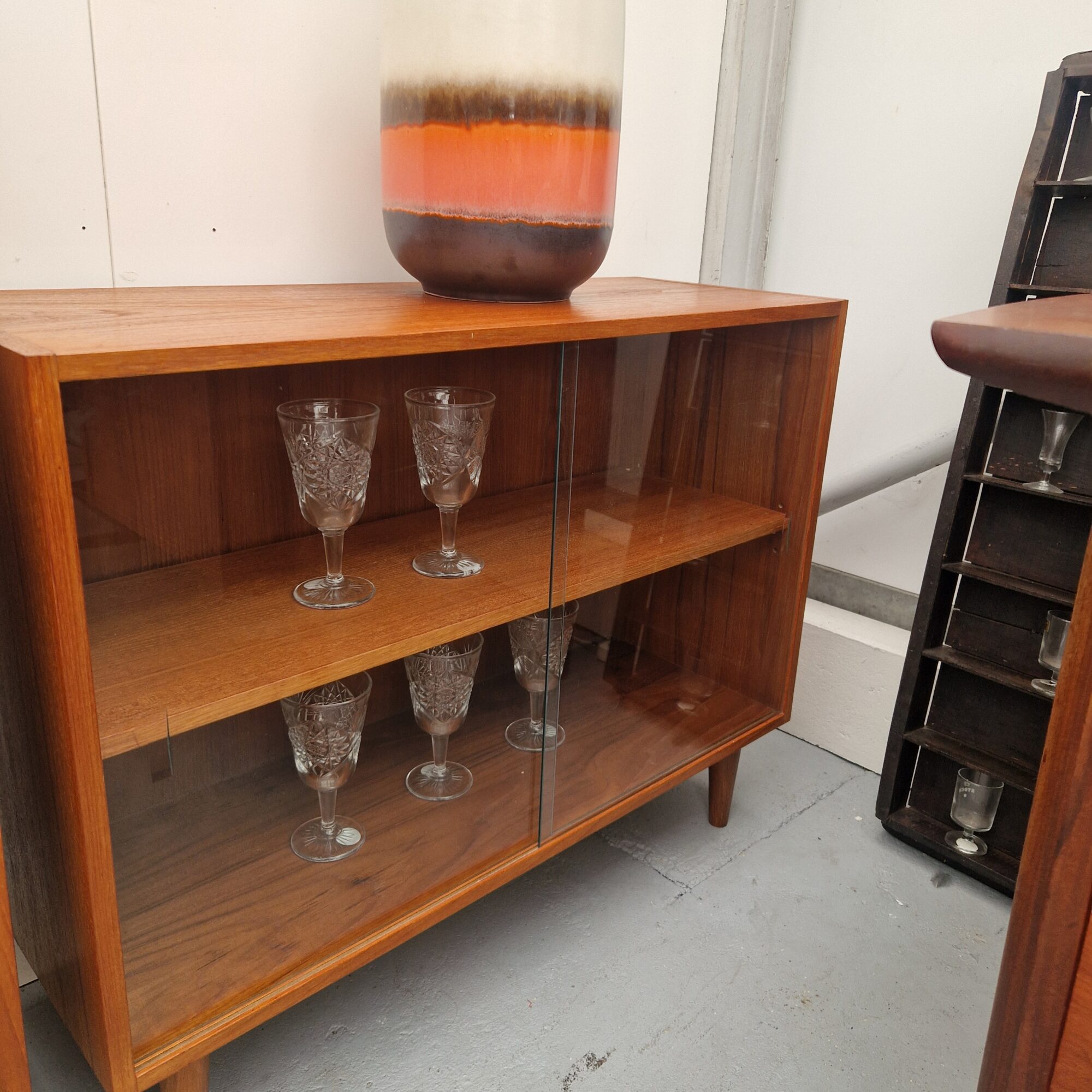 Meerdere vintage vitrinekastjes 88cm
