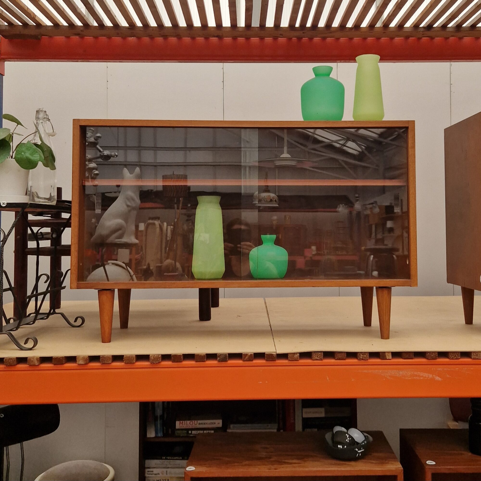 Vintage vitrinekastje 88cm met houten plank