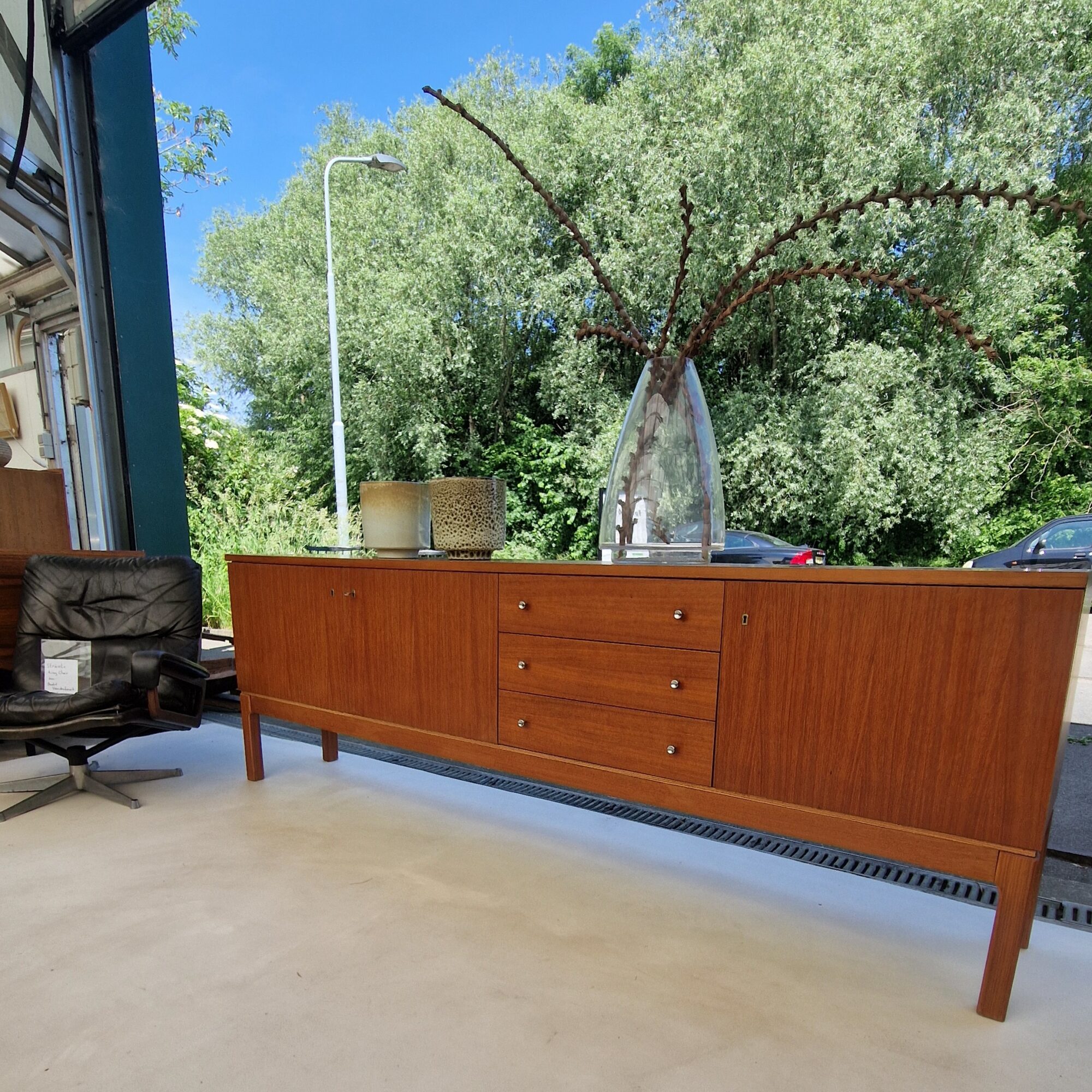 Vintage dressoir 240cm met chromen knopjes