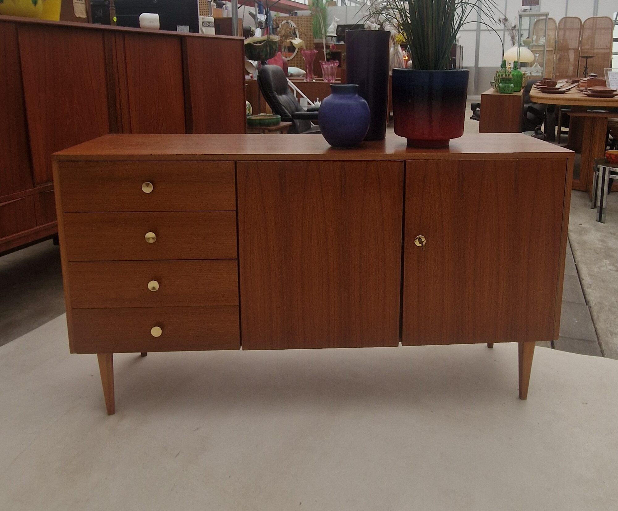 Leuk Vintage dressoir 133cm