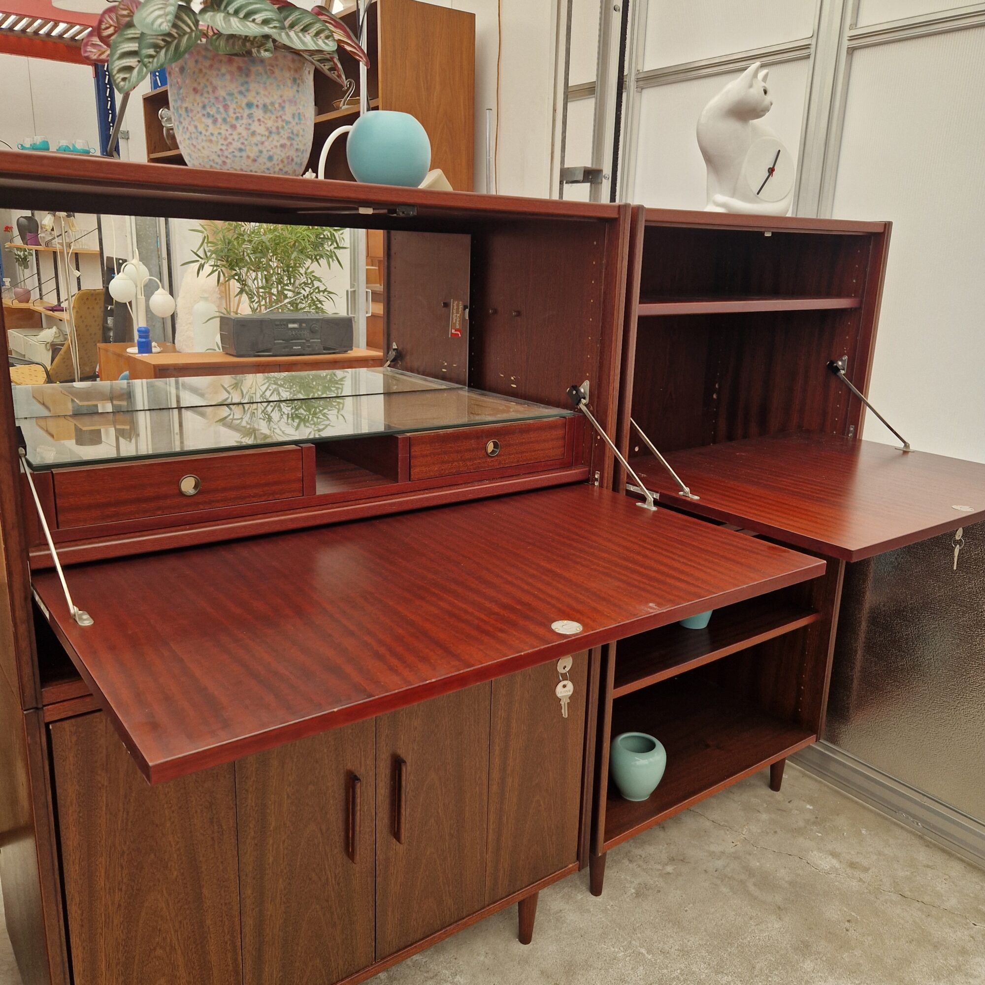 Twee vintage wandkasten