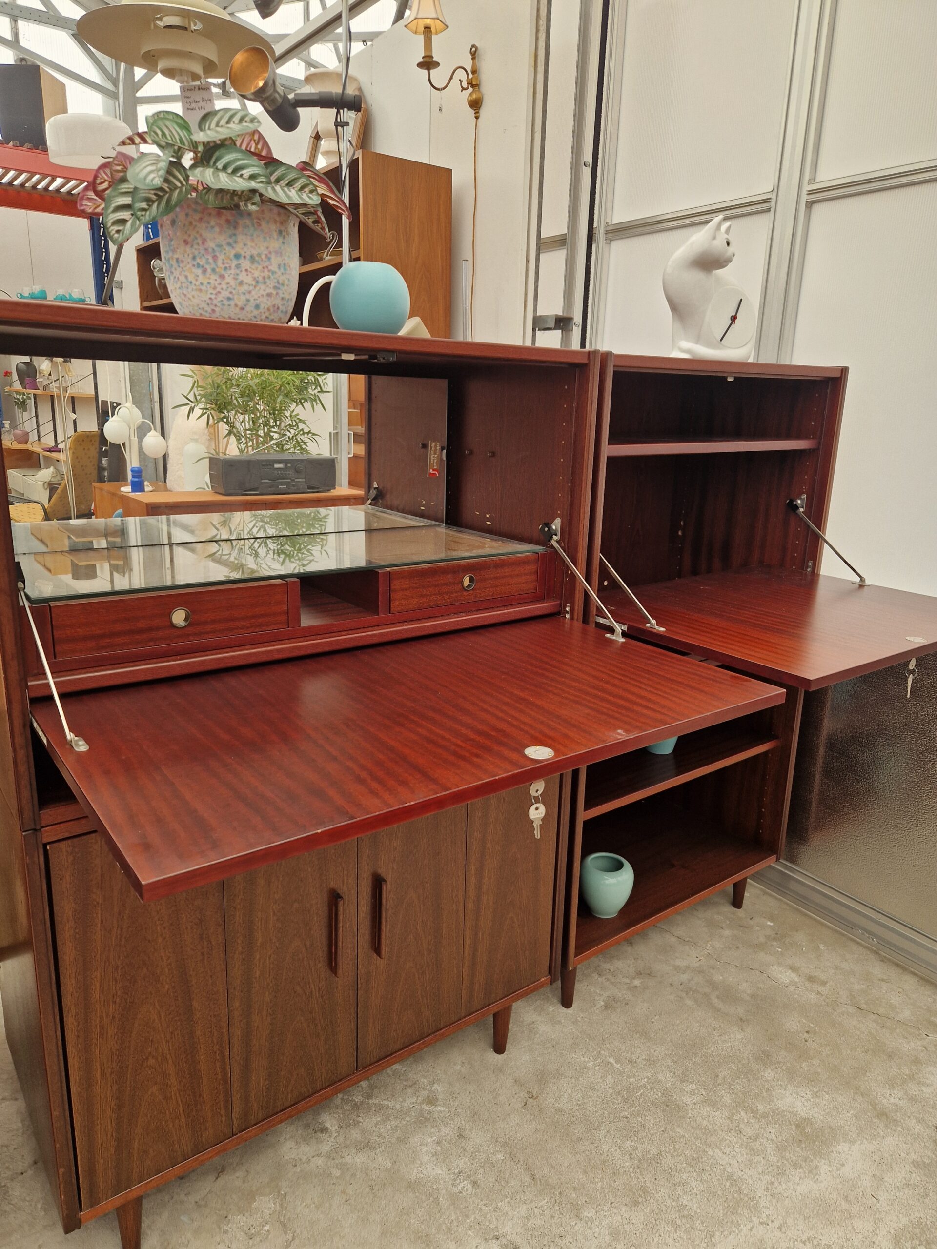 Twee vintage wandkasten