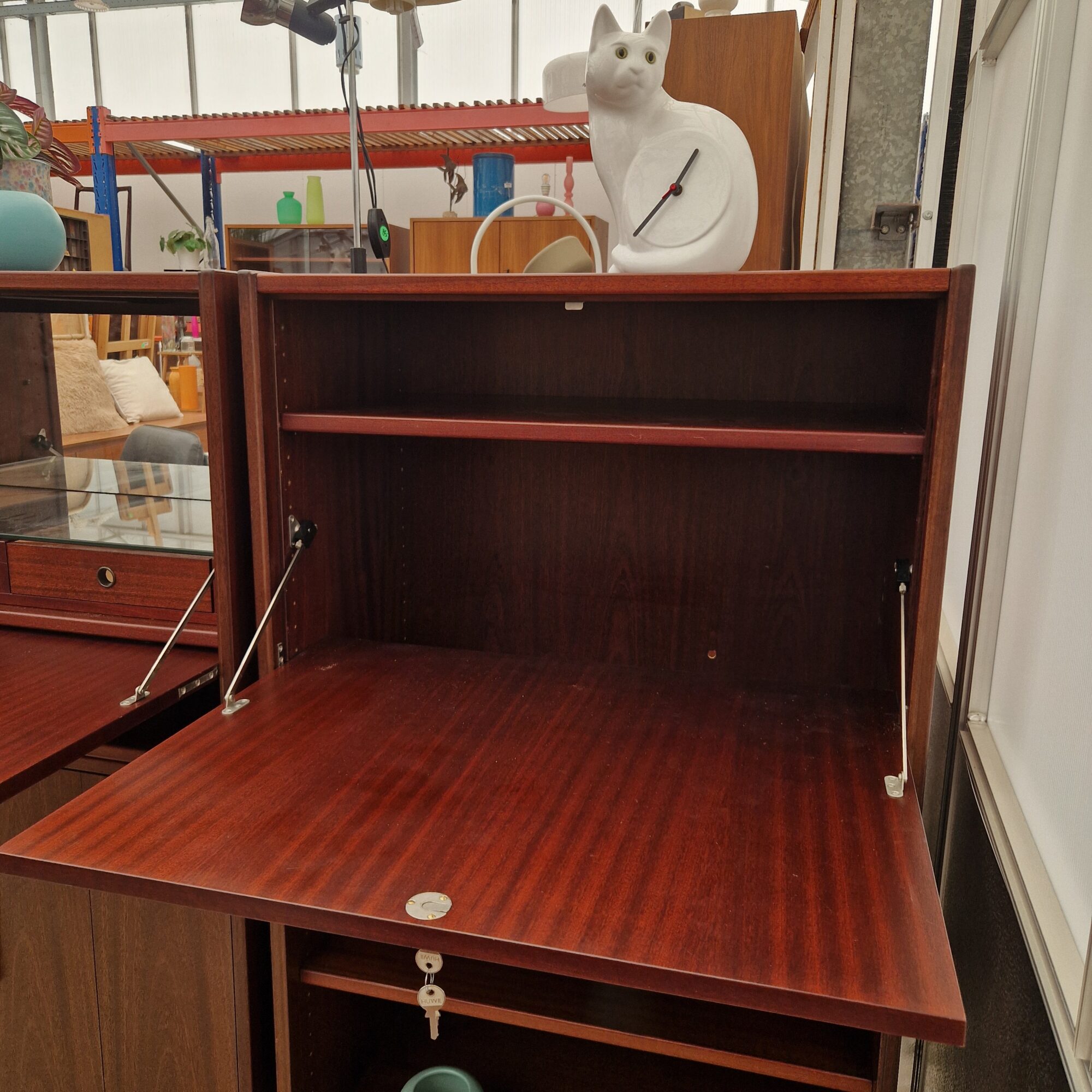 Twee vintage wandkasten