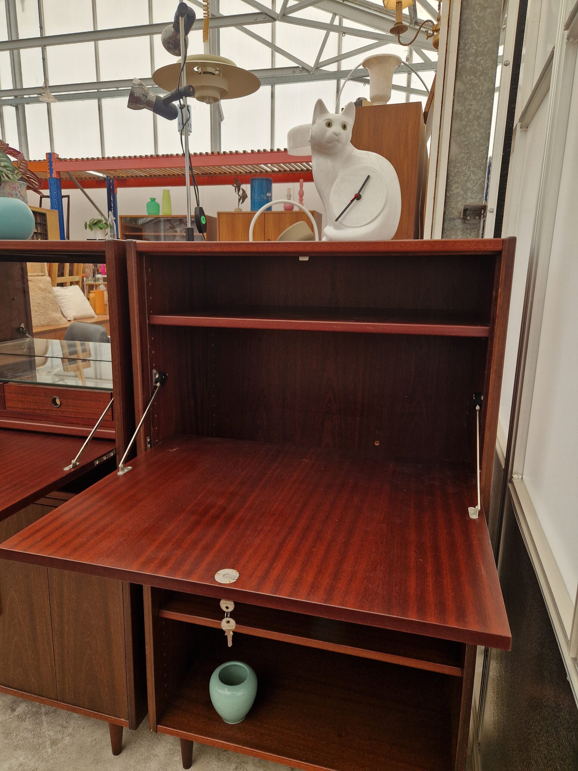 Twee vintage wandkasten