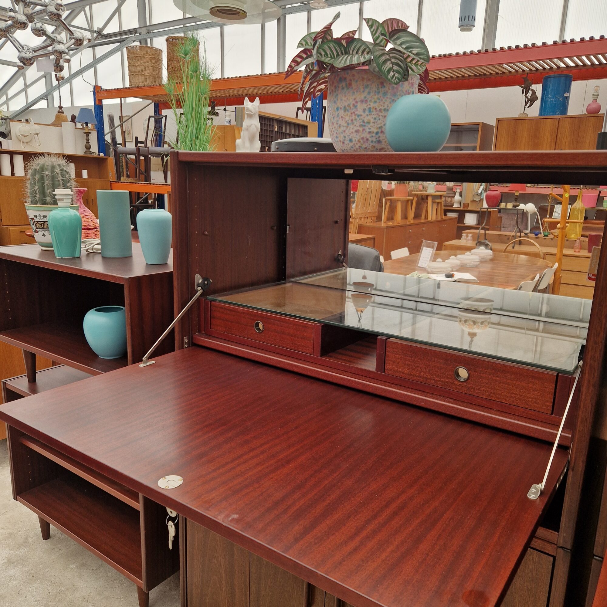 Twee vintage wandkasten