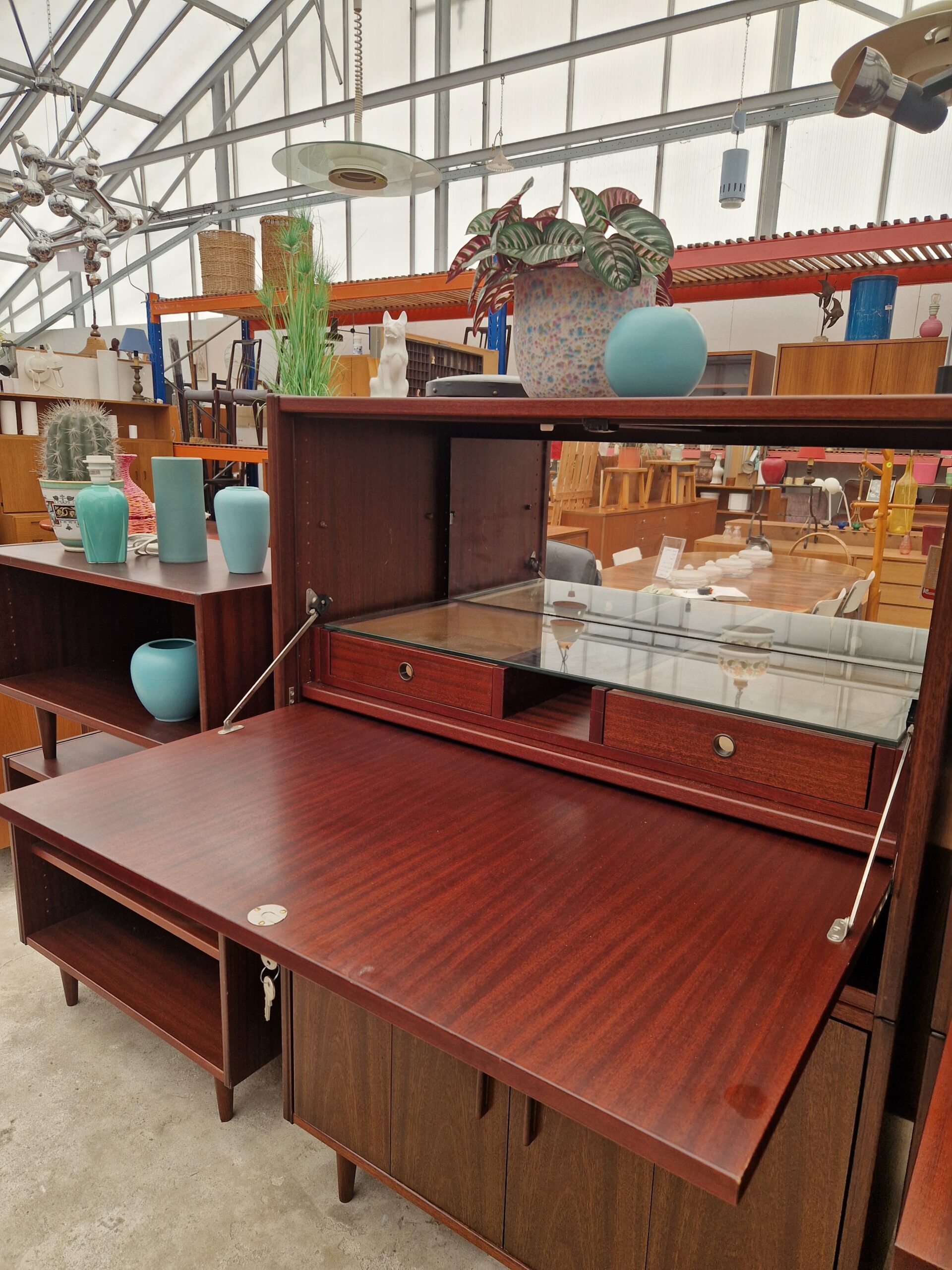Twee vintage wandkasten