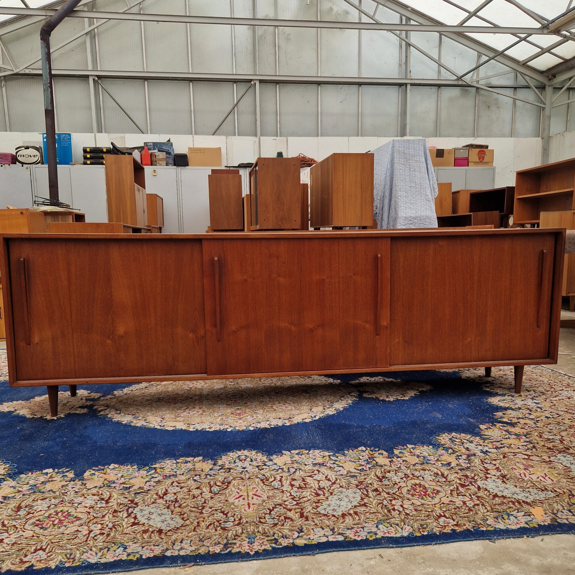 Vintage dressoir 240cm met drie grote schuifdeuren