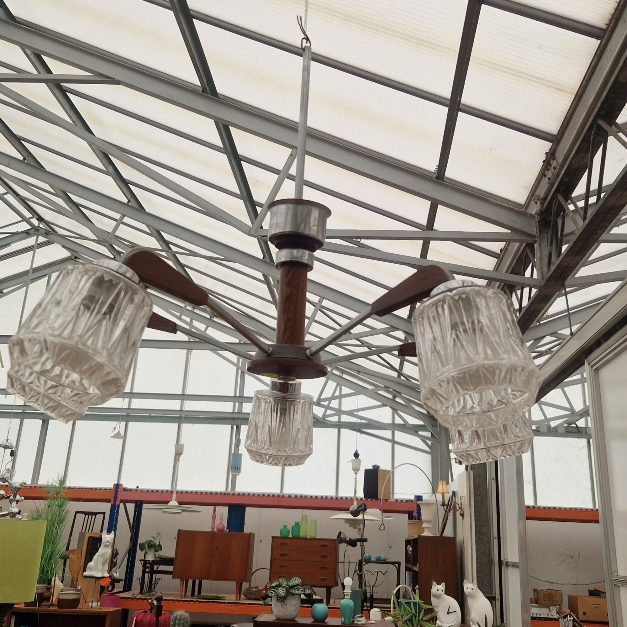 Vintage hanglampen met glazen kapjes