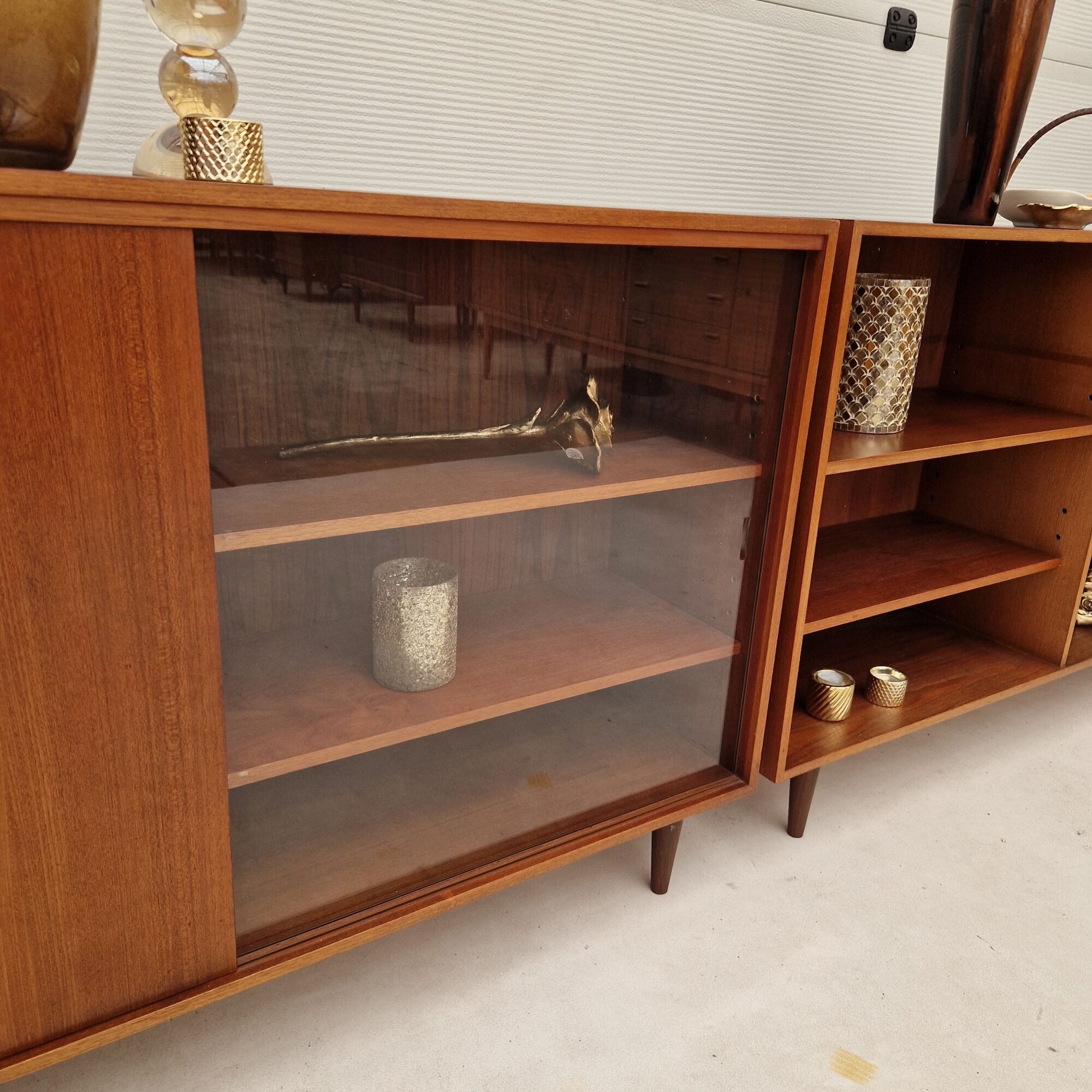 Twee mooie vintage wandkasten 150cm