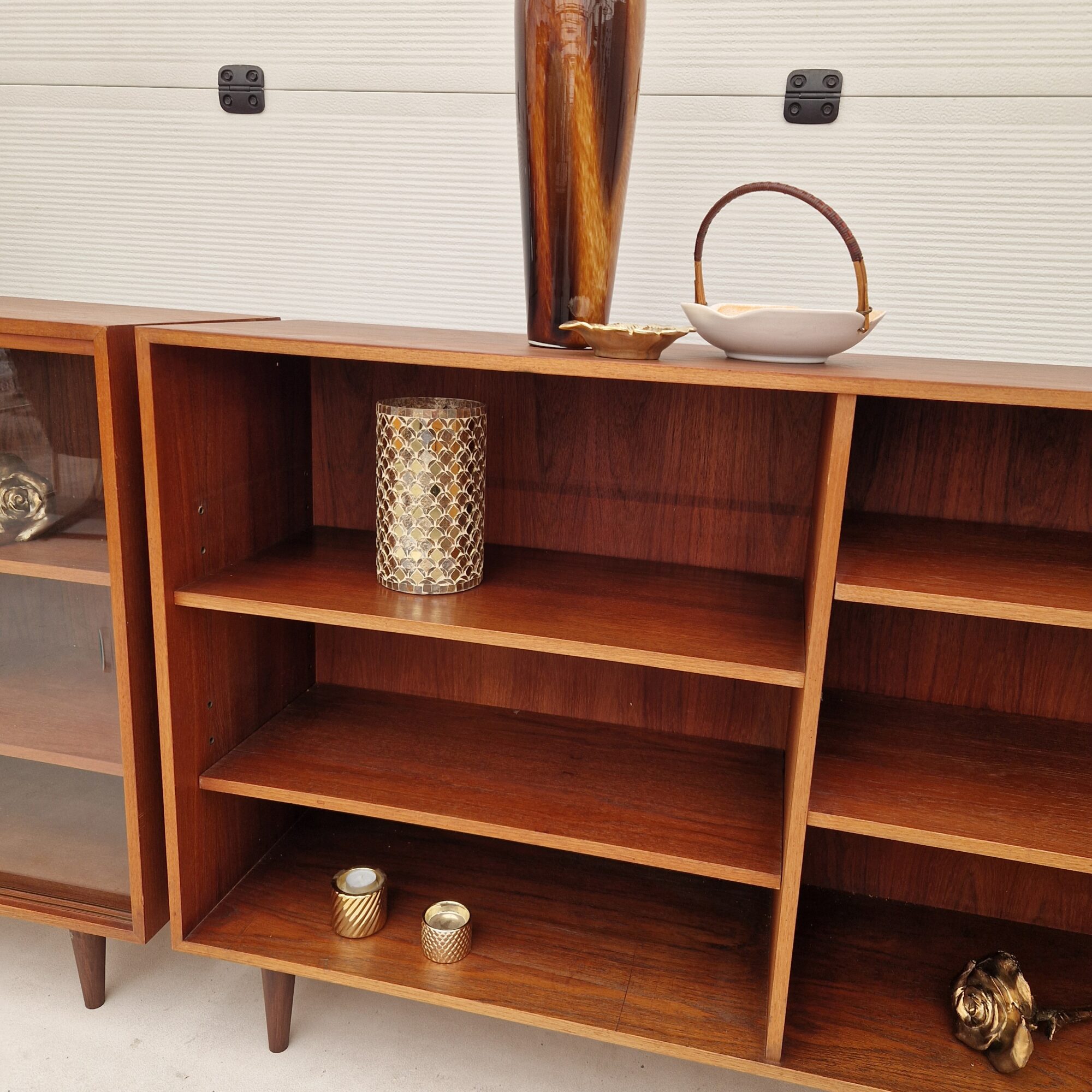 Twee mooie vintage wandkasten 150cm