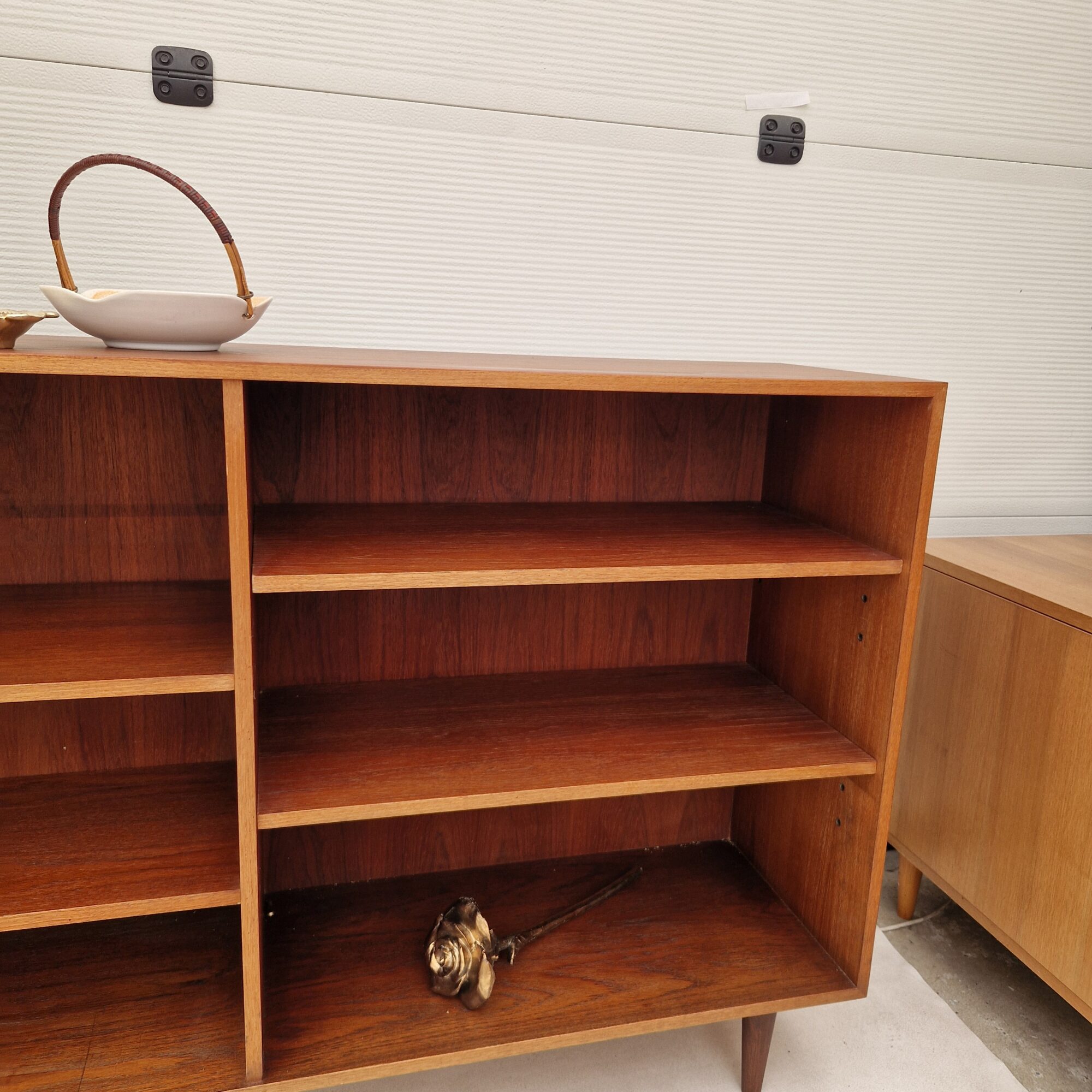 Twee mooie vintage wandkasten 150cm