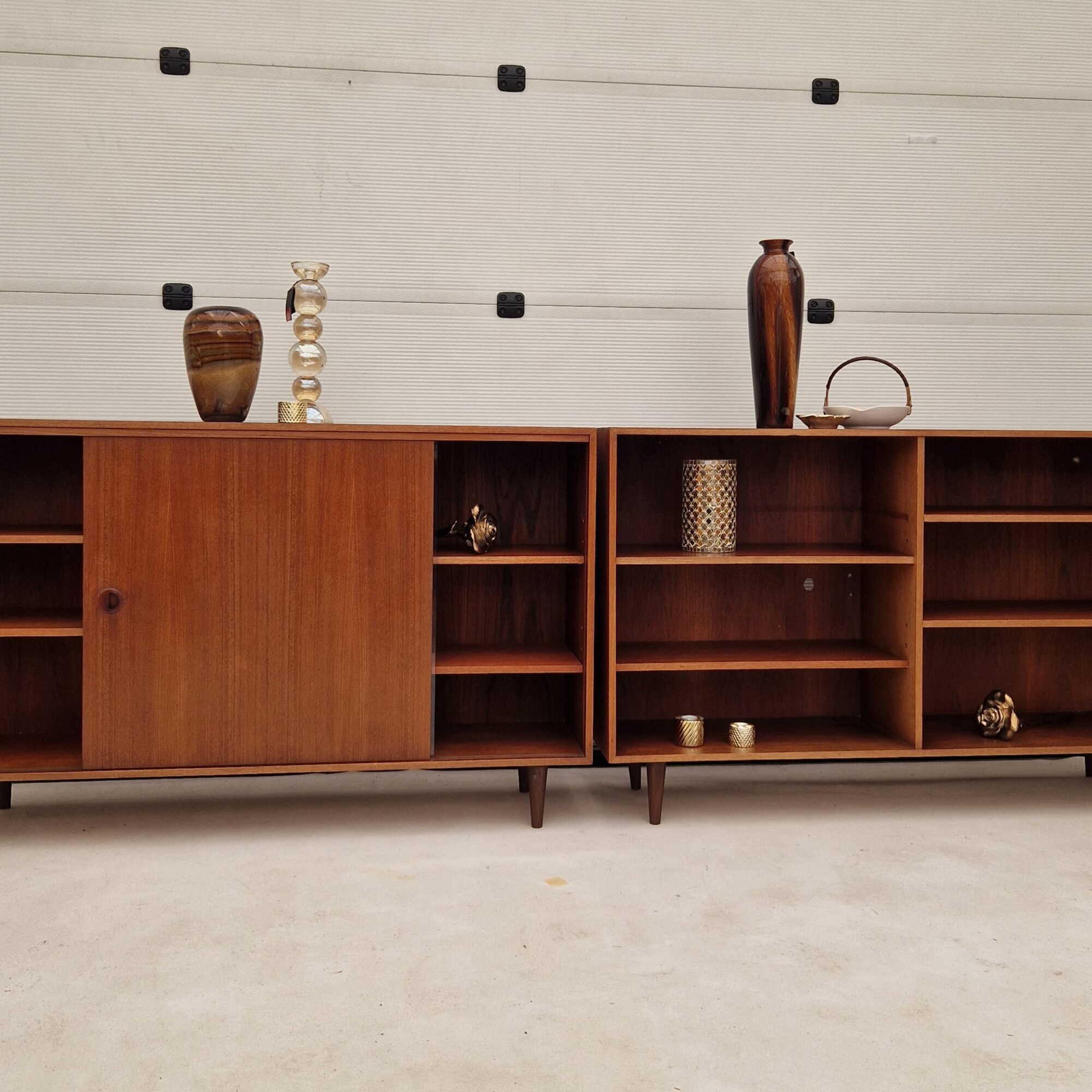 Twee mooie vintage wandkasten 150cm