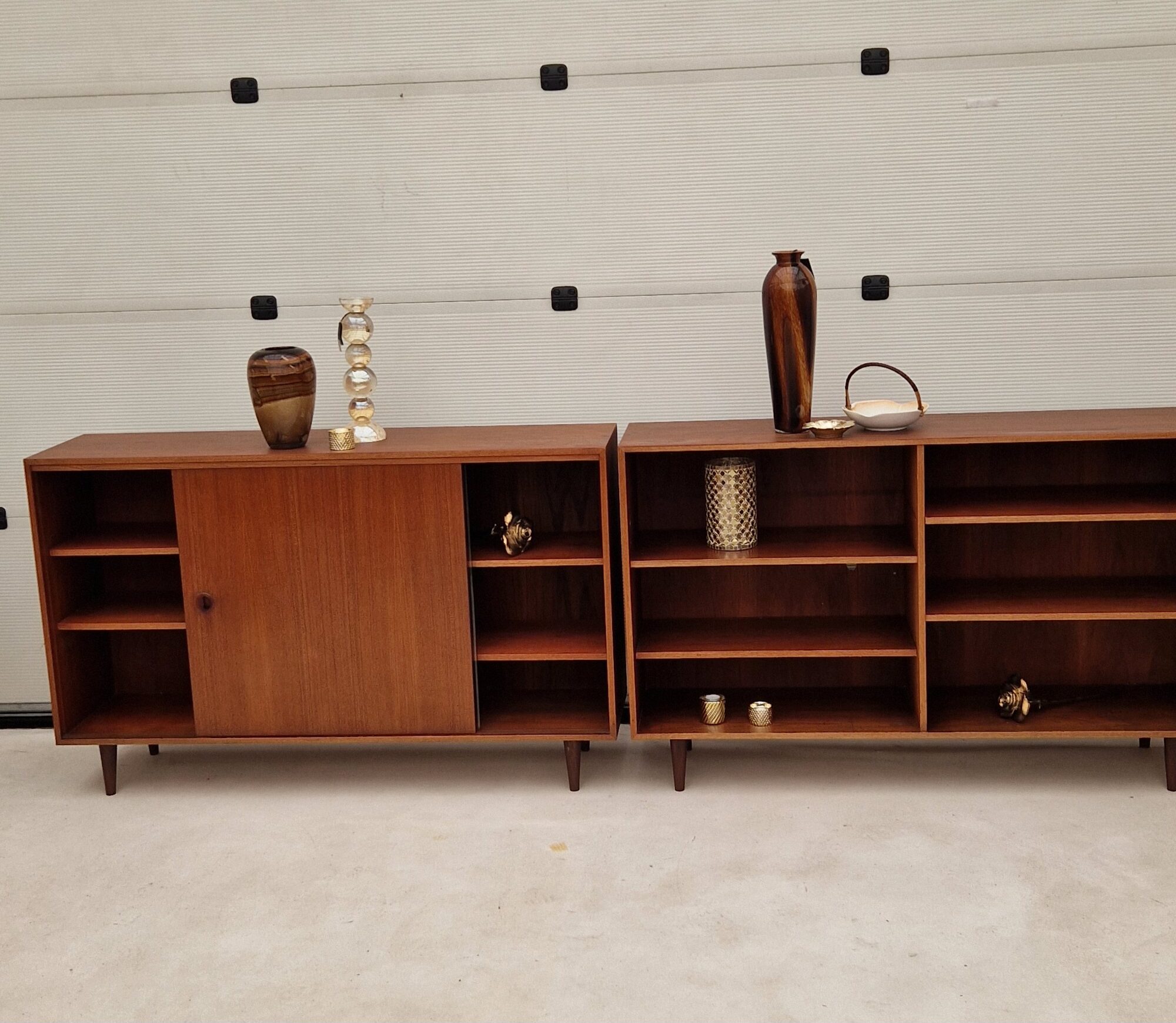 Twee mooie vintage wandkasten 150cm