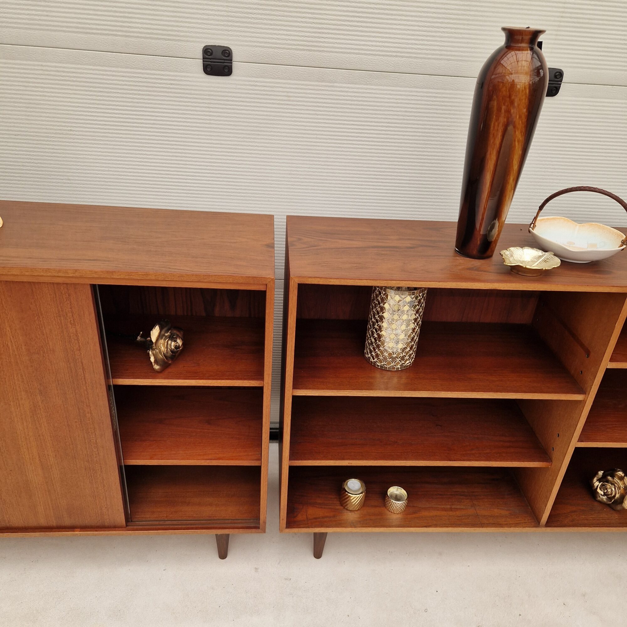 Twee mooie vintage wandkasten 150cm