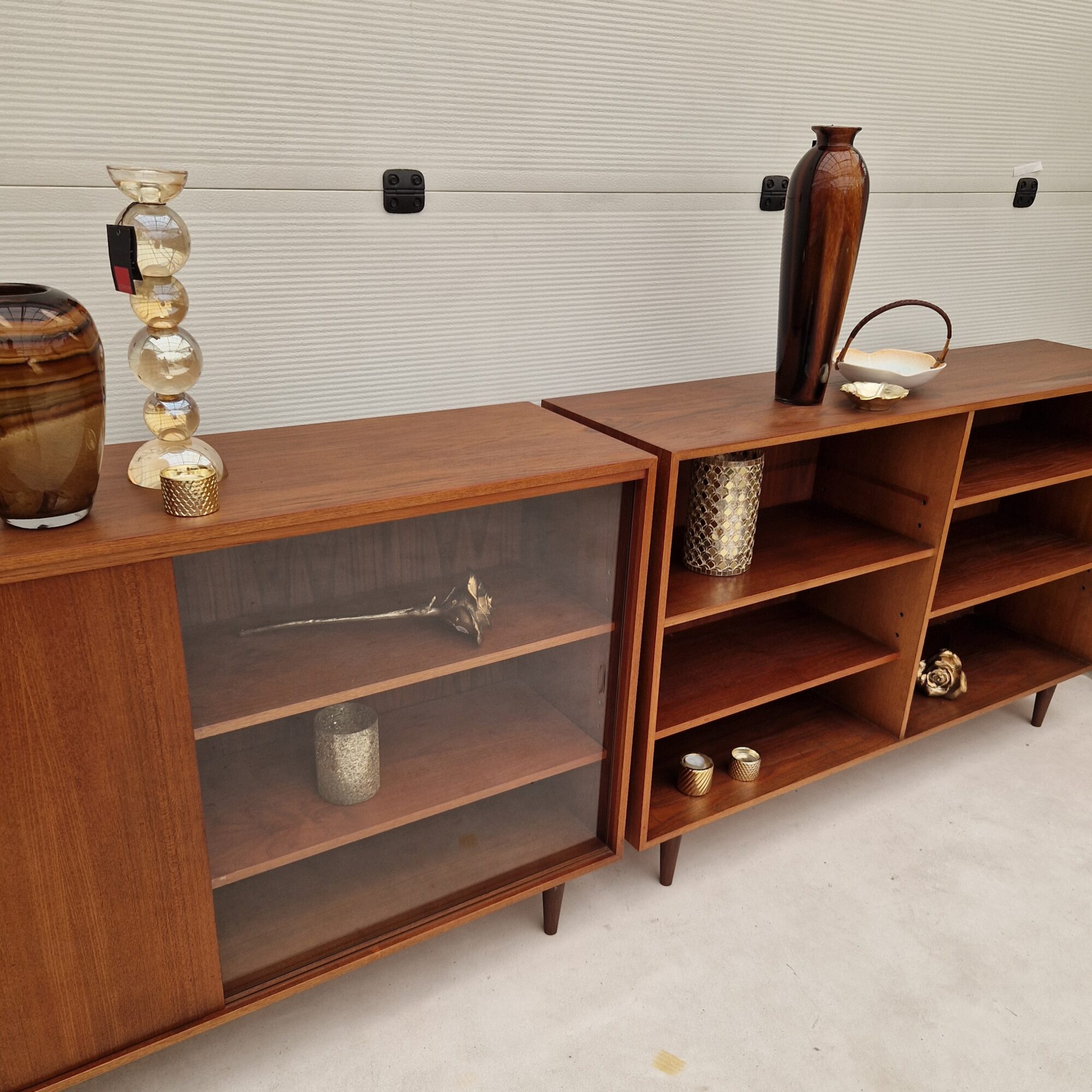 Twee mooie vintage wandkasten 150cm